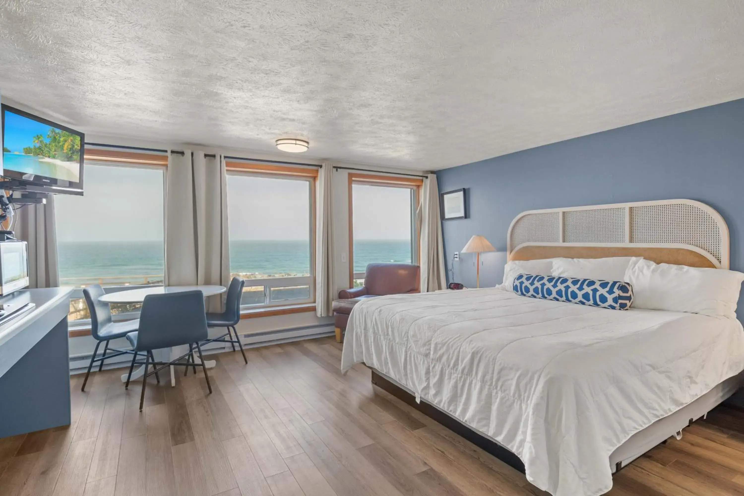 Bed in Seagull Beachfront Inn Bed in Seagull Beachfront Inn