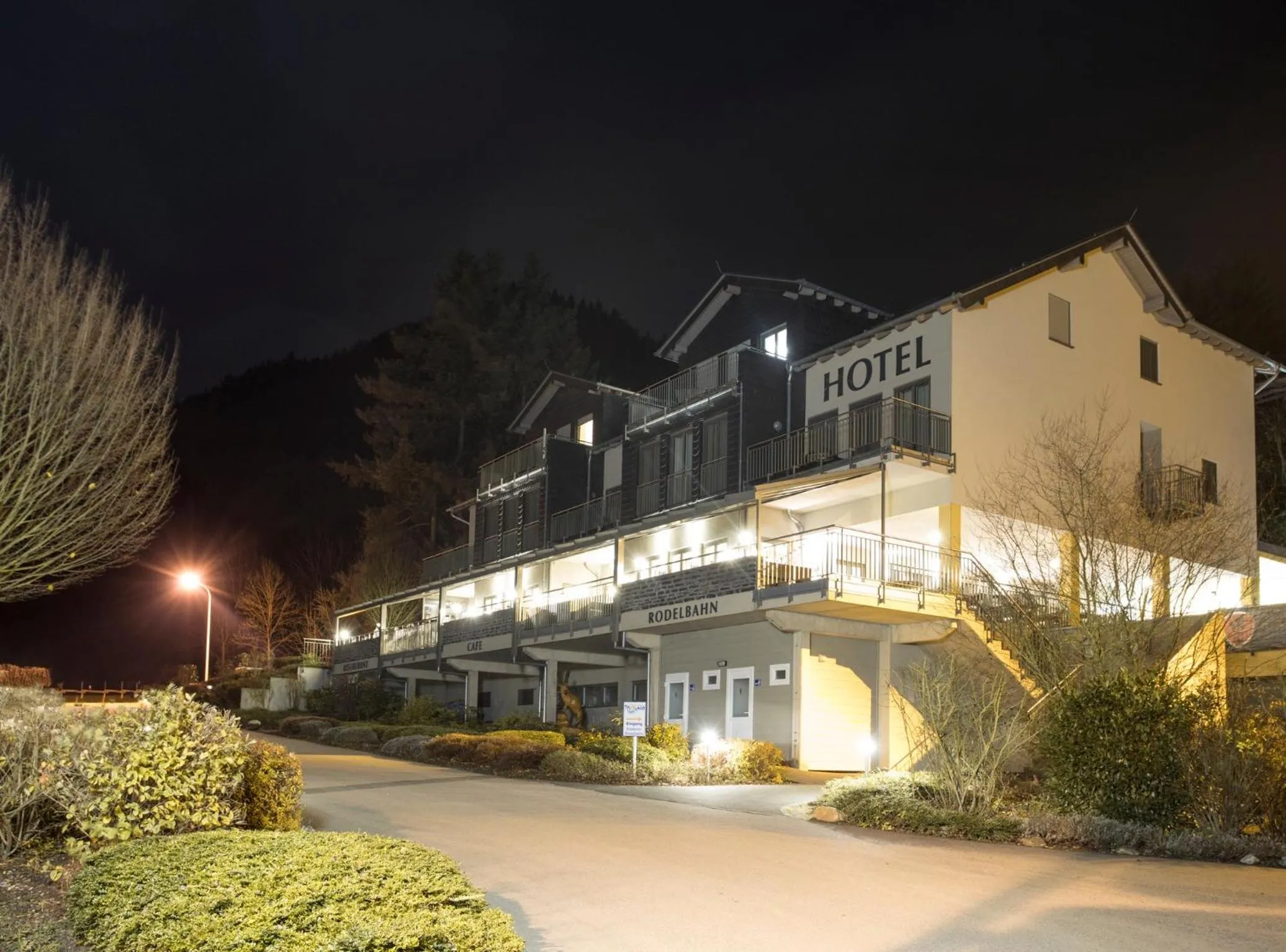 Facade/entrance in M13 Hotel