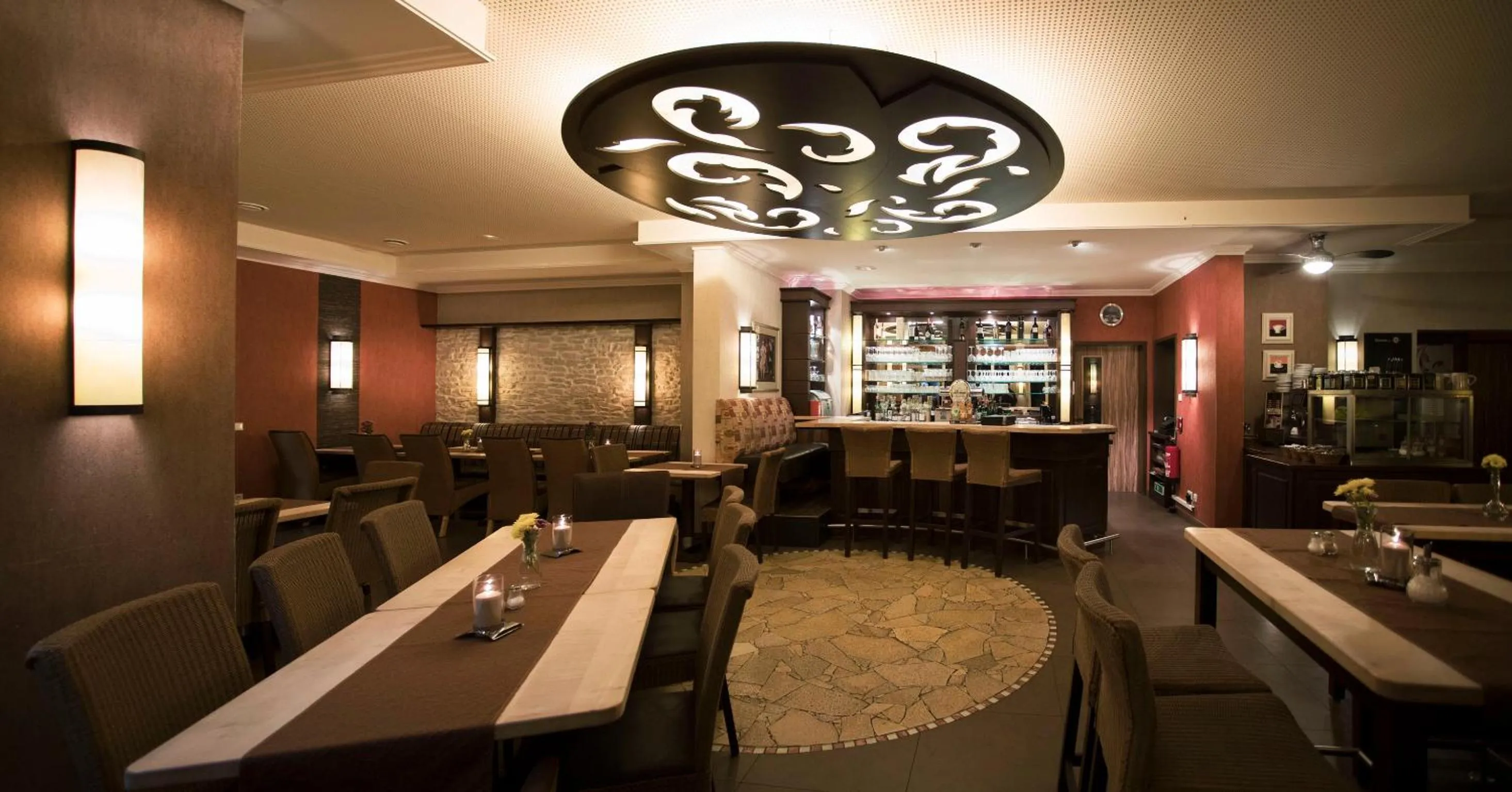 Restaurant/places to eat in M13 Hotel