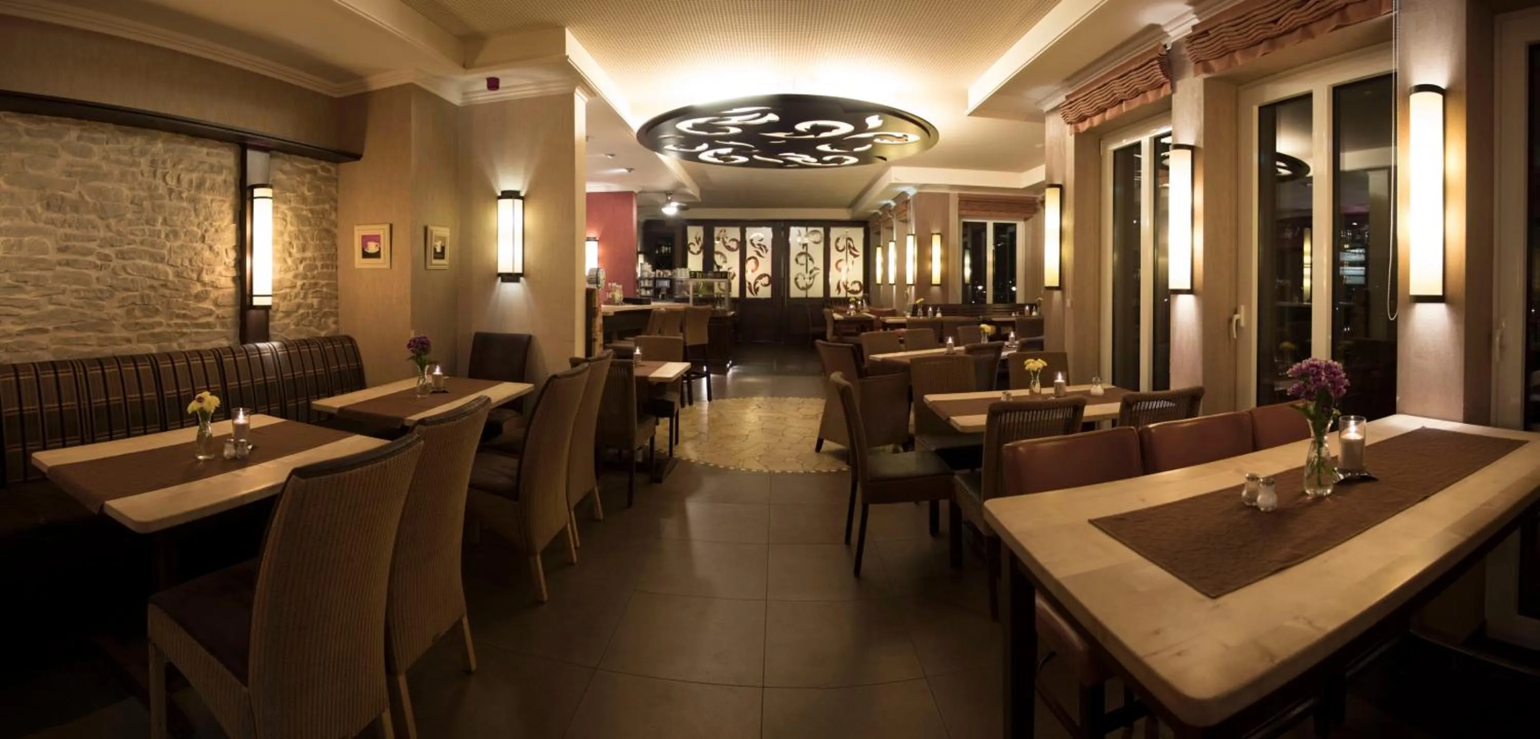 Restaurant/places to eat in M13 Hotel