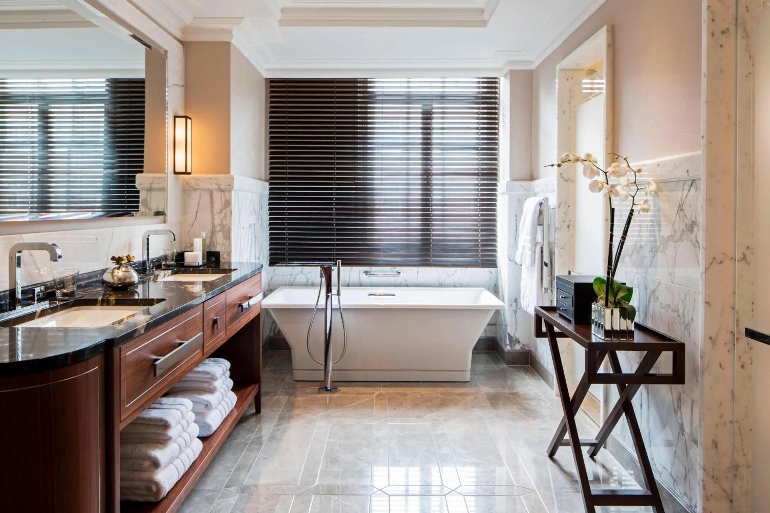 Bathroom, Bed in JW Marriott Grosvenor House London