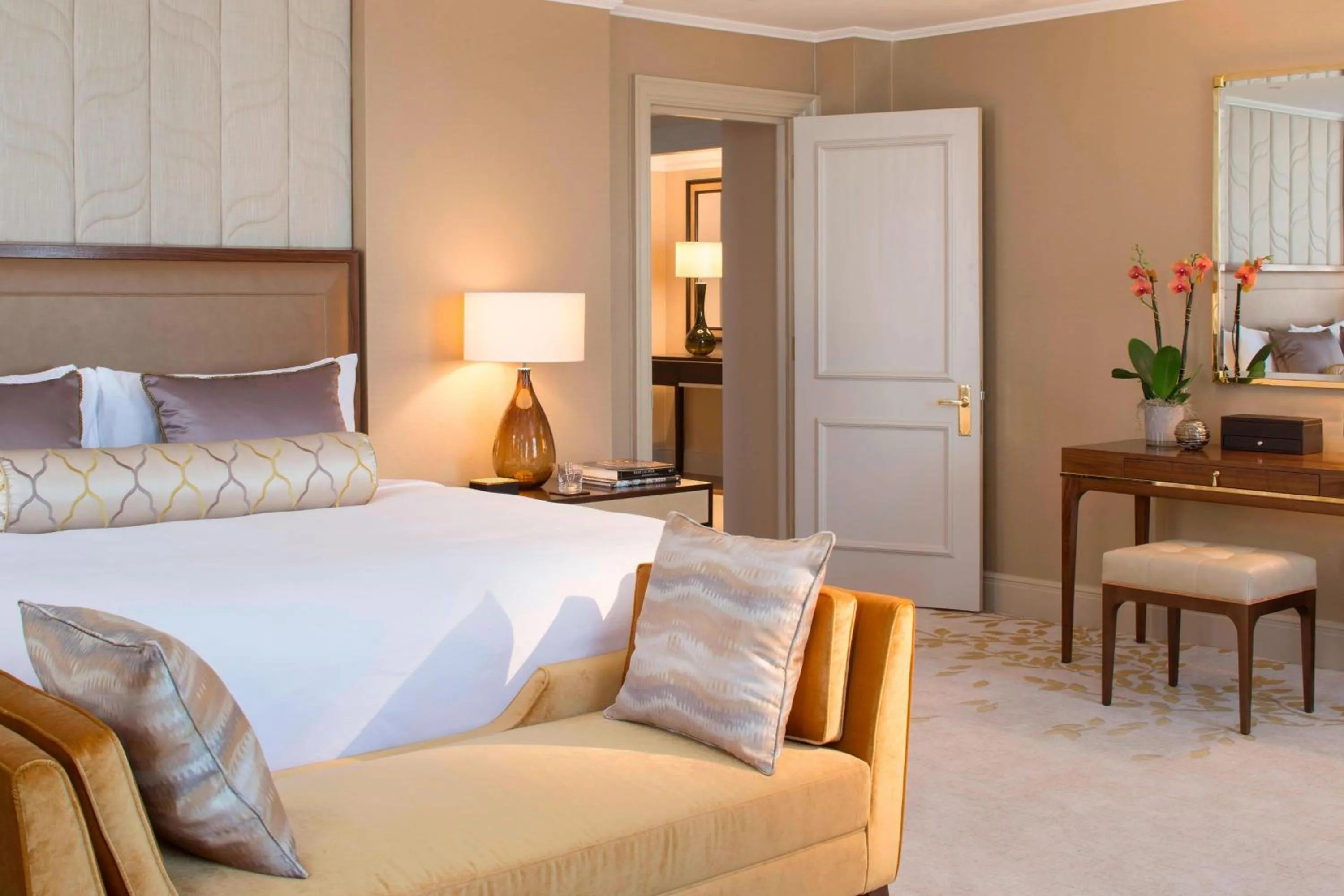 Bedroom, Bed in JW Marriott Grosvenor House London