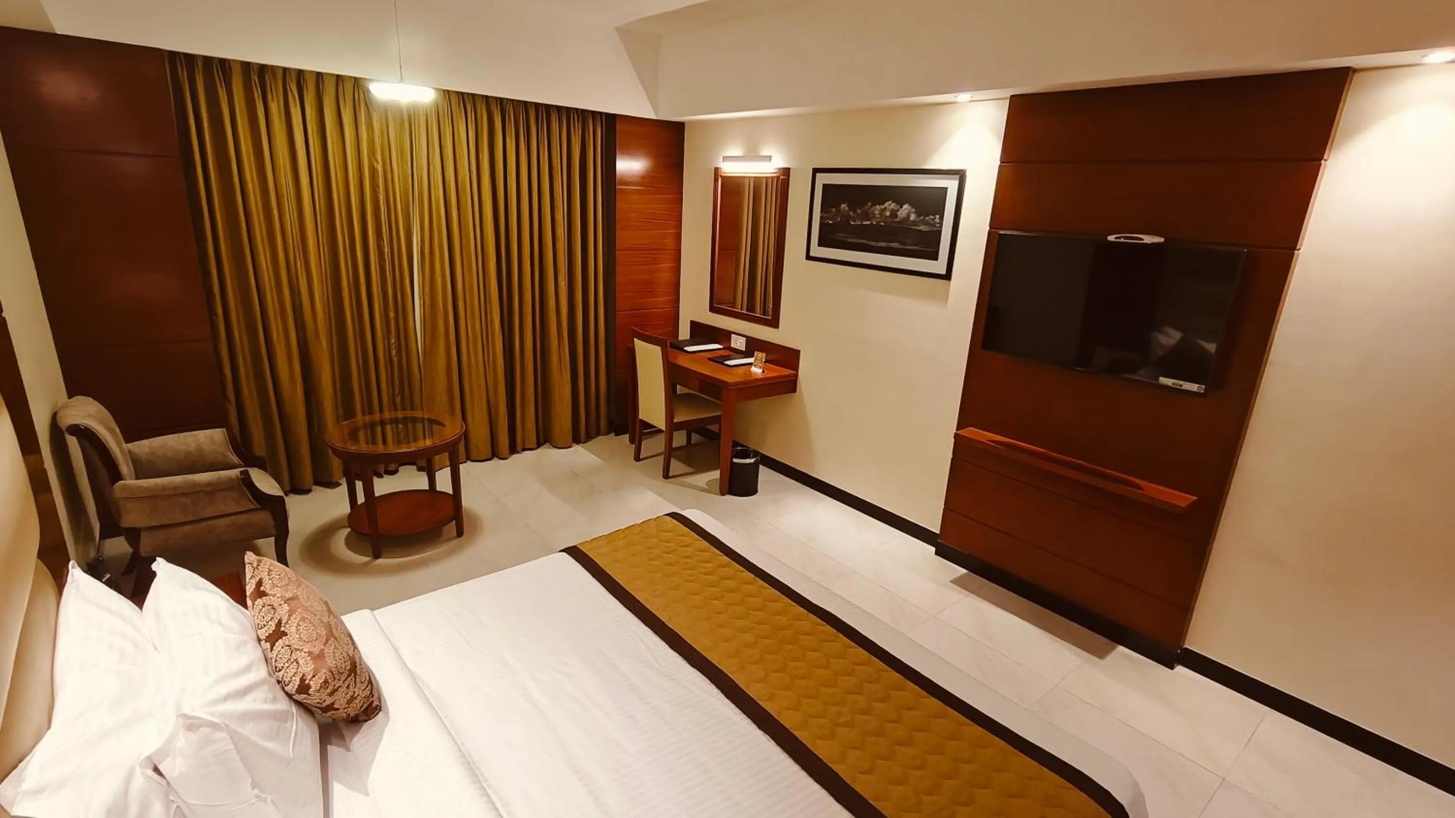 Bed in MM Legacy - A Bergamont Hotel, Kanchipuram
