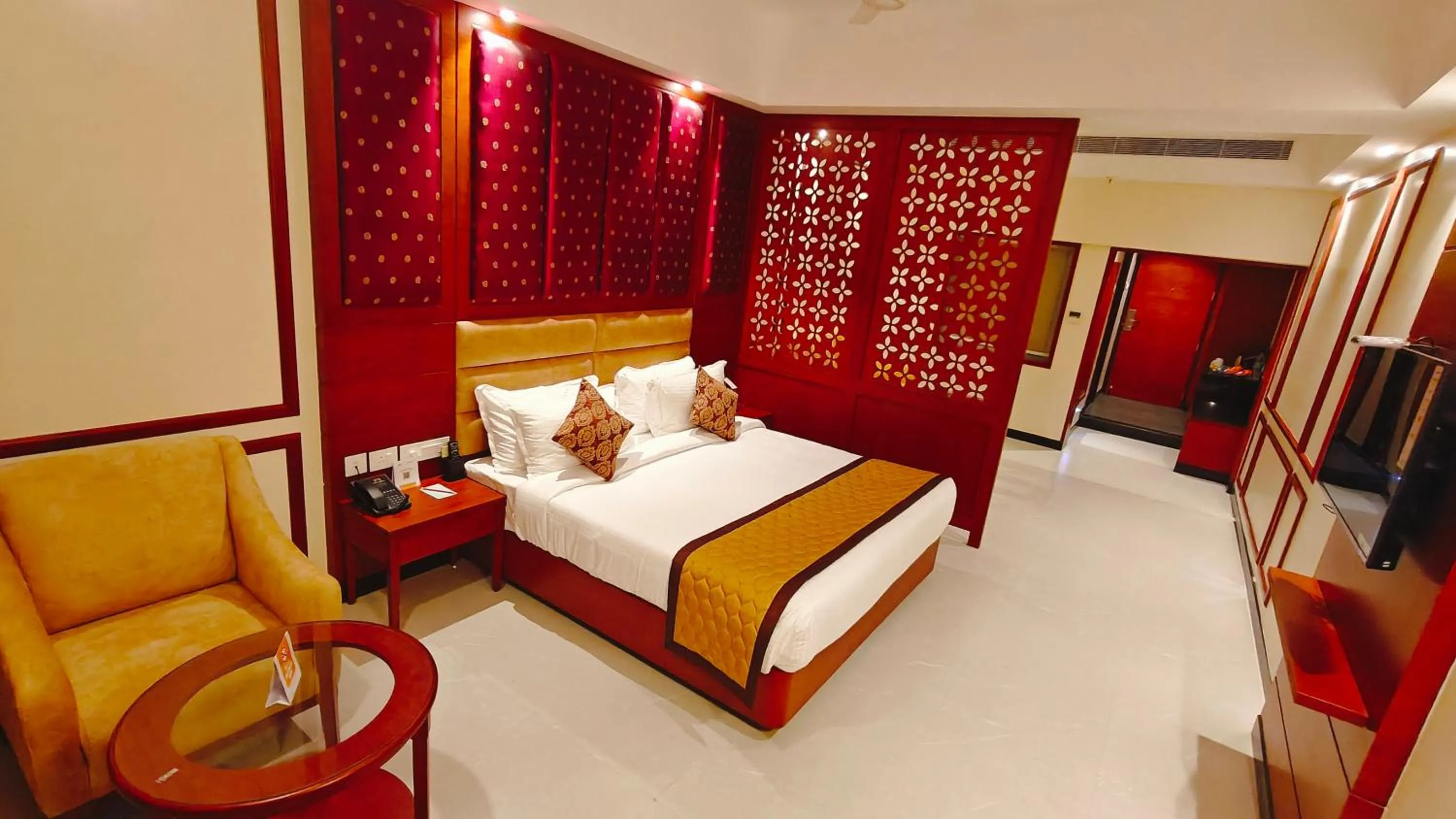 Bed in MM Legacy - A Bergamont Hotel, Kanchipuram
