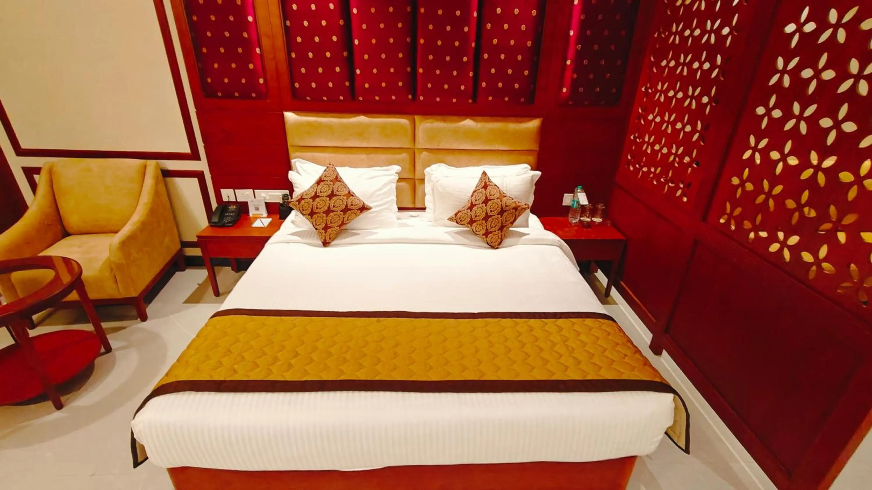 Bed in MM Legacy - A Bergamont Hotel, Kanchipuram