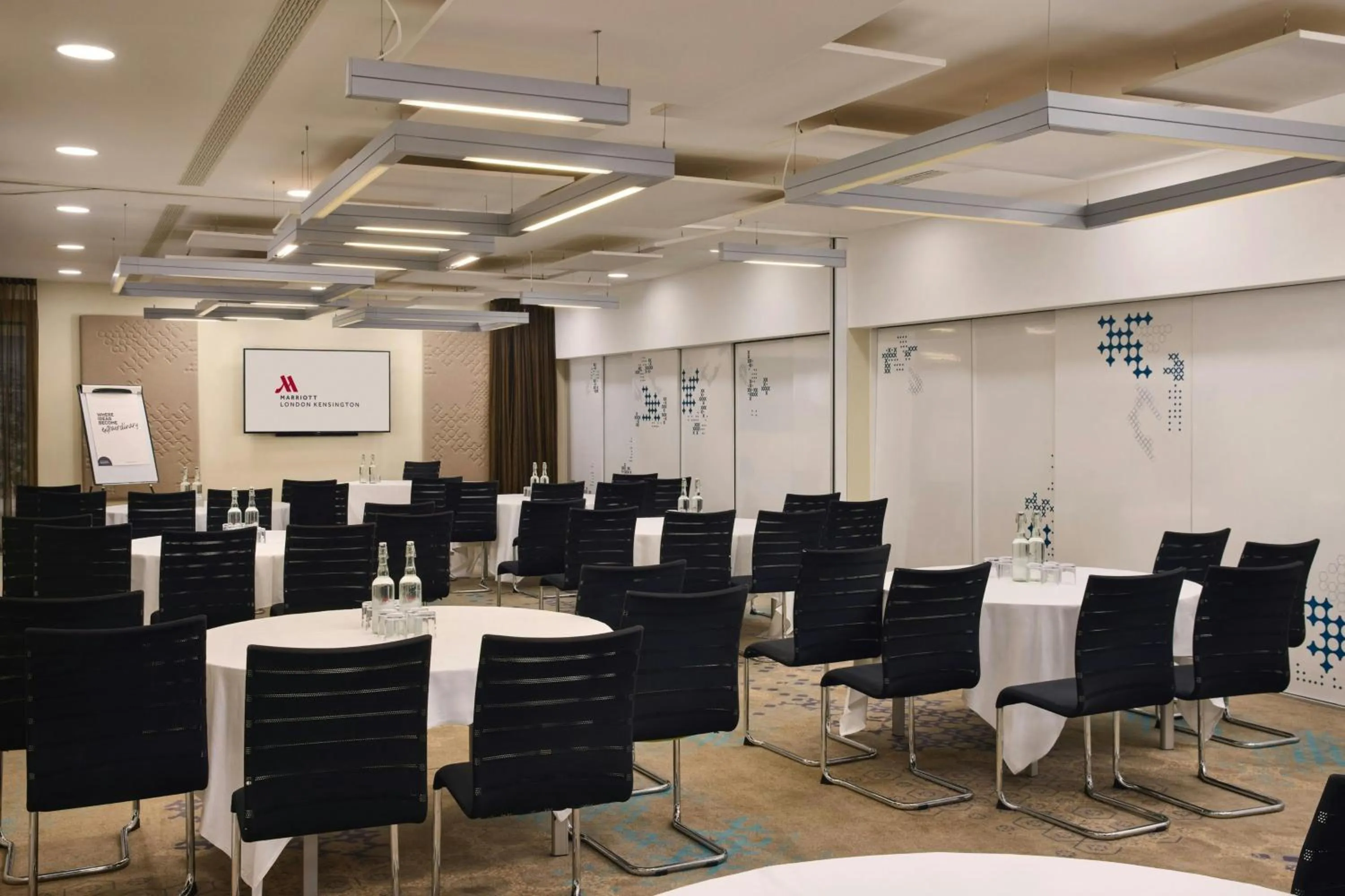 Lounge or bar in London Marriott Hotel Kensington