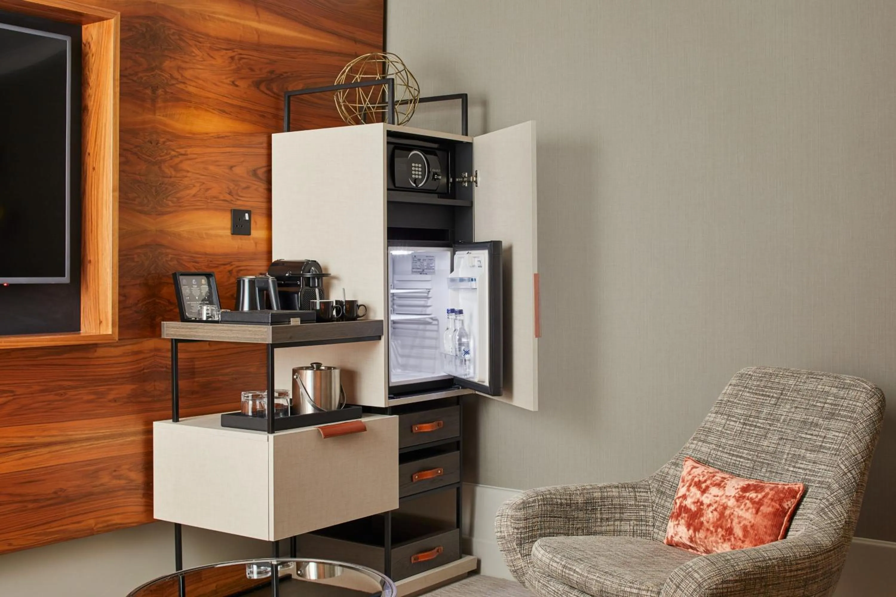 Bedroom in London Marriott Hotel Kensington