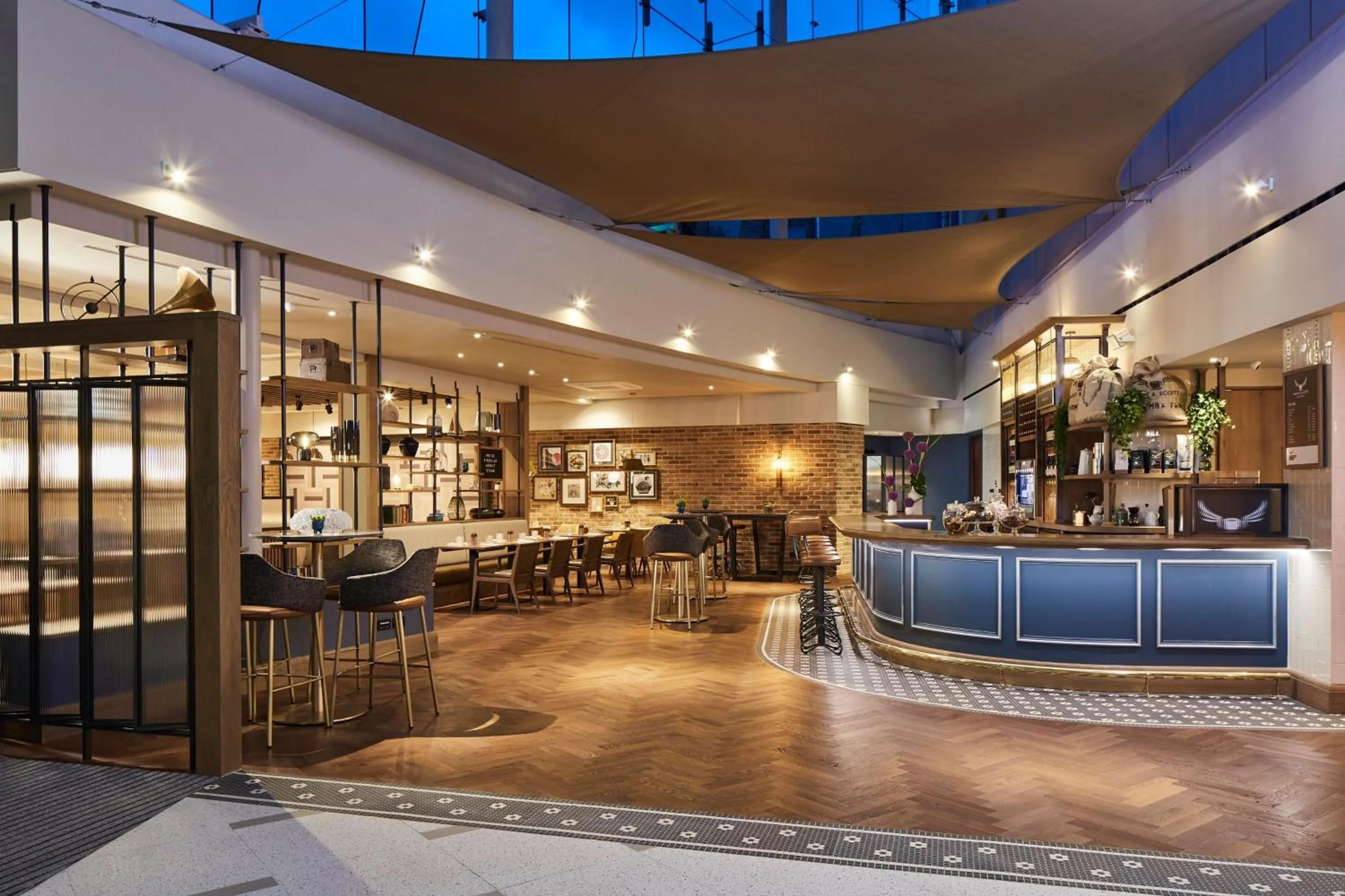 Lounge or bar in London Marriott Hotel Kensington