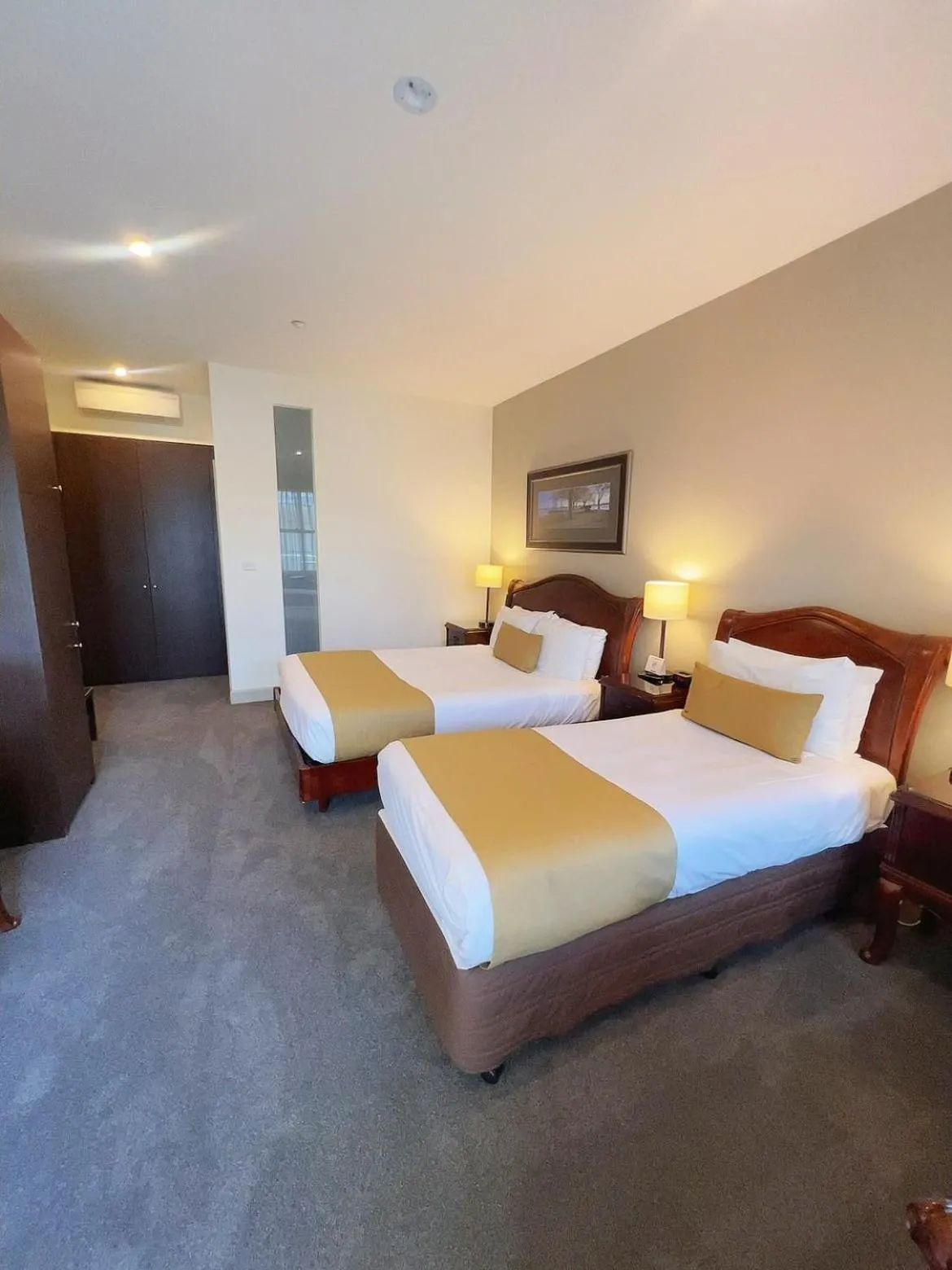 TV and multimedia, Bed in Quality Inn Heritage on Lydiard