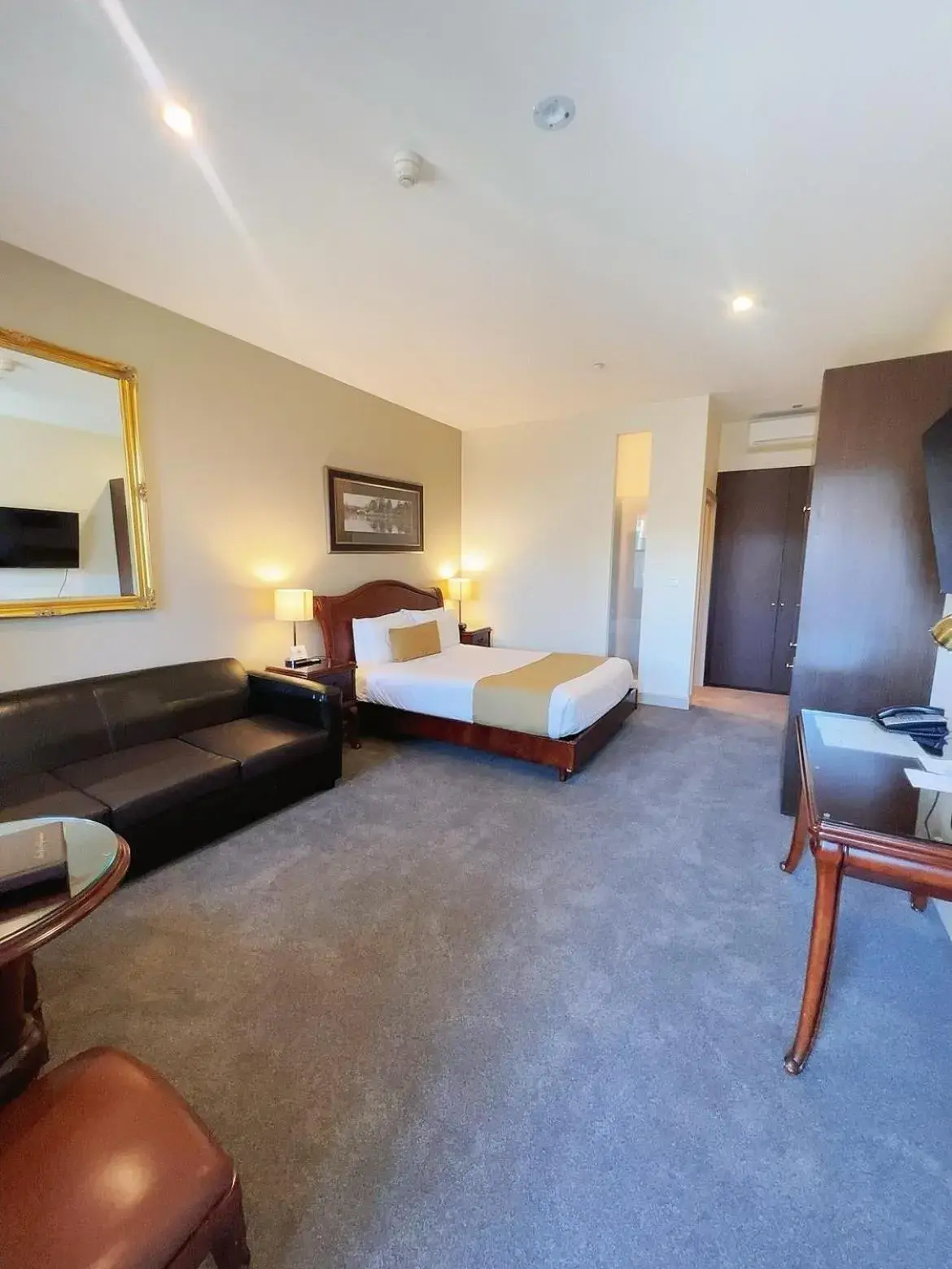 Bed in Quality Inn Heritage on Lydiard Bed in Quality Inn Heritage on Lydiard