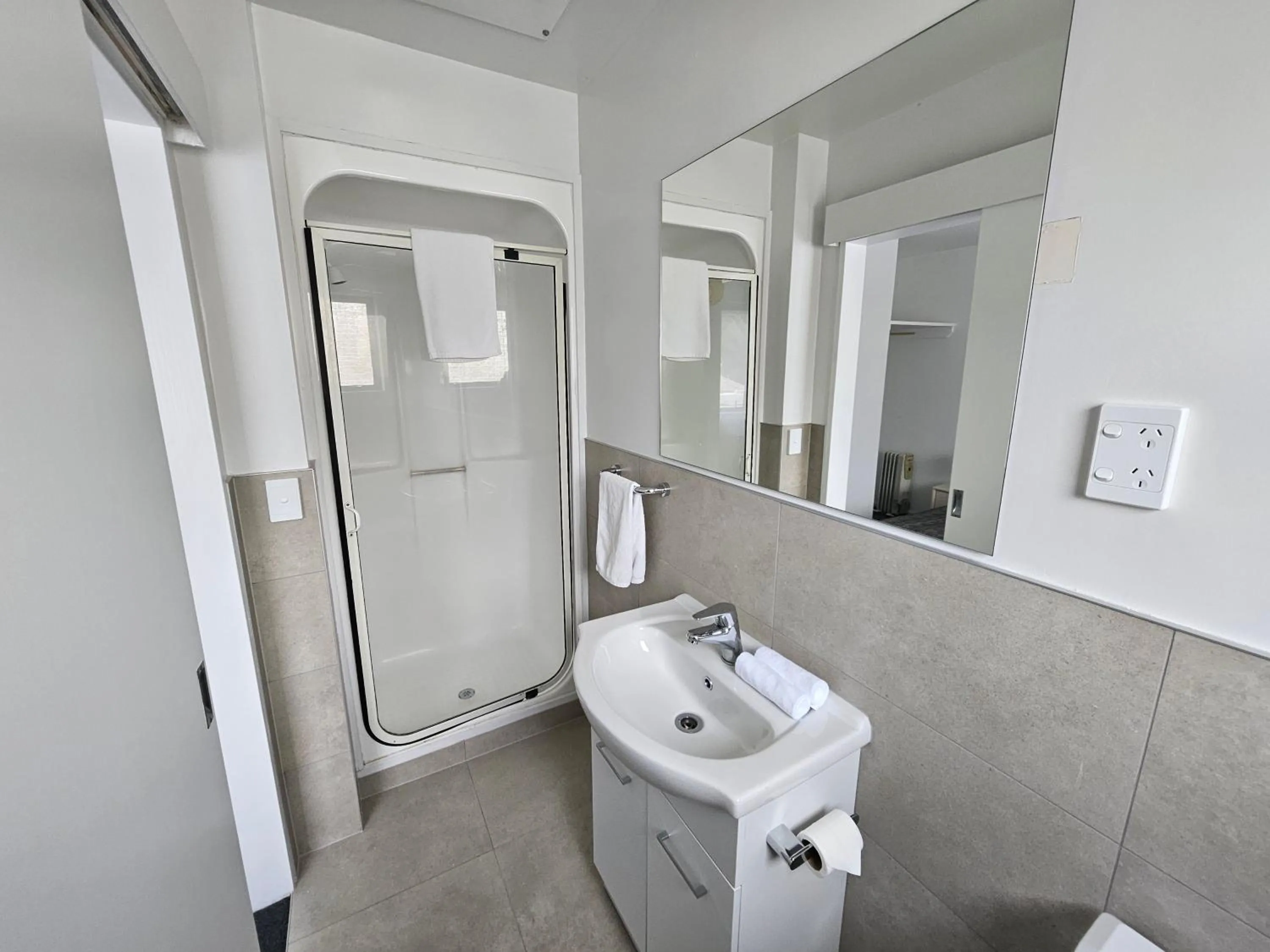 Shower in 88 Wallace Court Motel - Free Parking