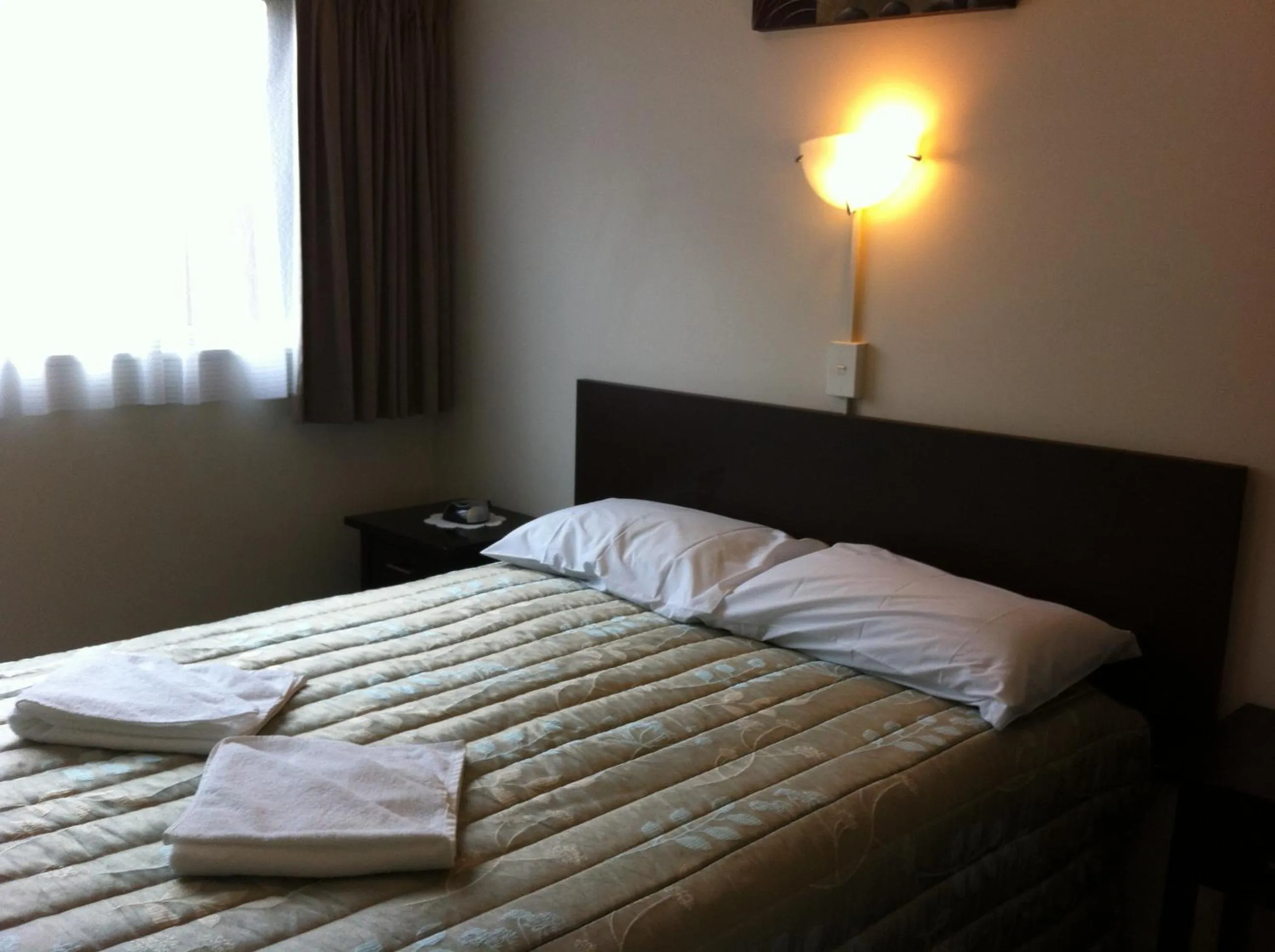 Bed in 88 Wallace Court Motel - Free Parking