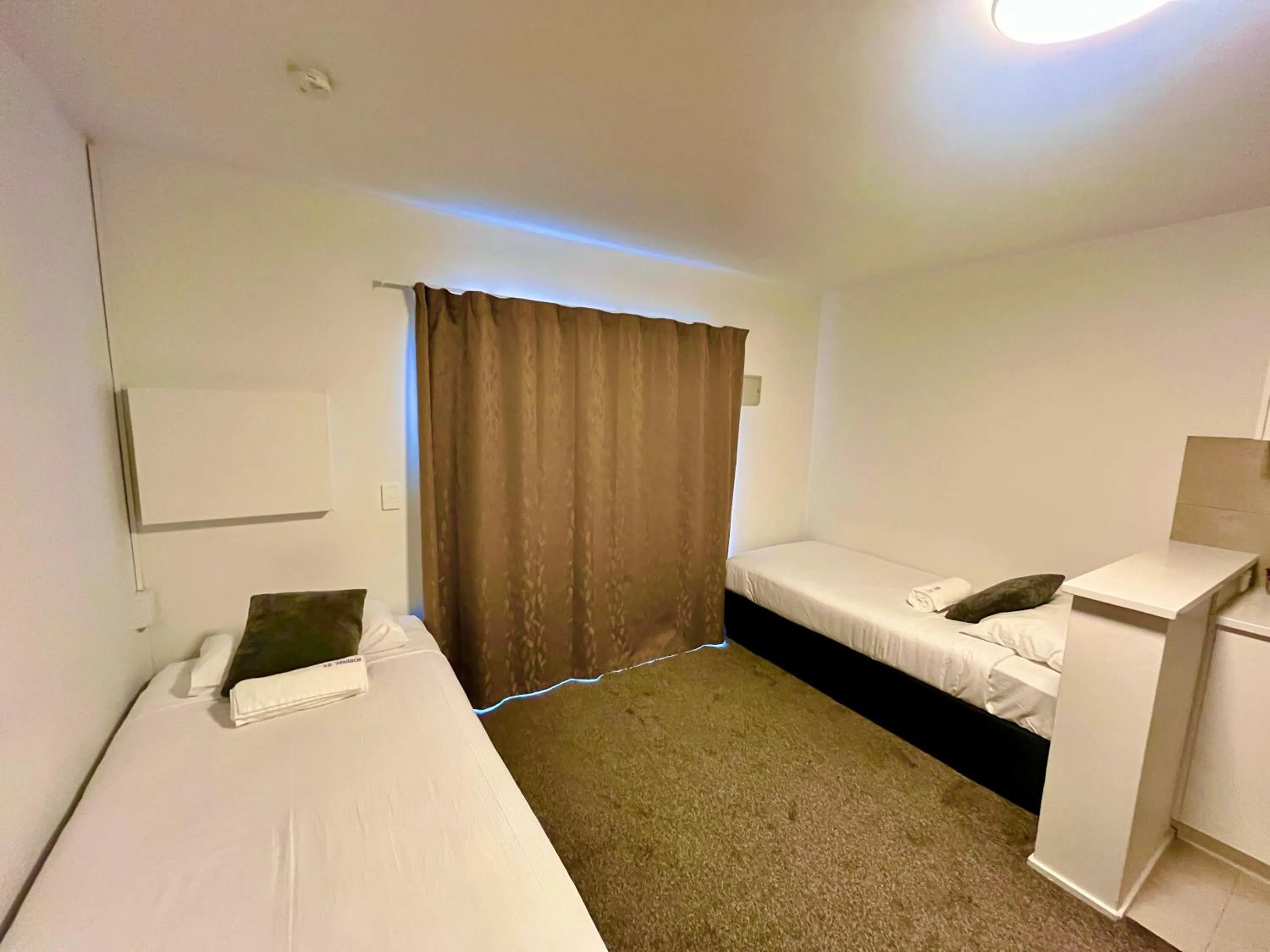Bed in 88 Wallace Court Motel - Free Parking