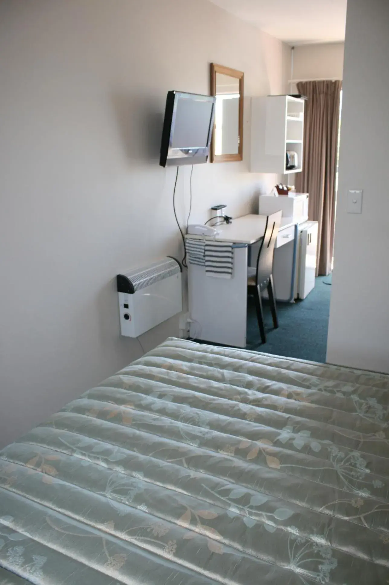 Queen Studio in 88 Wallace Court Motel - Free Parking Queen Studio in 88 Wallace Court Motel - Free Parking