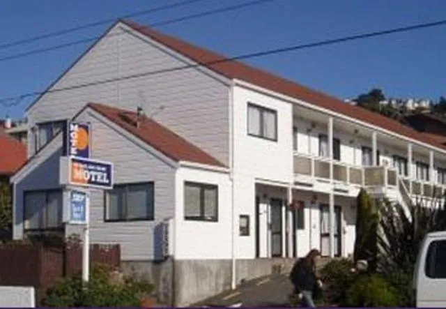 Facade/entrance in 88 Wallace Court Motel - Free Parking