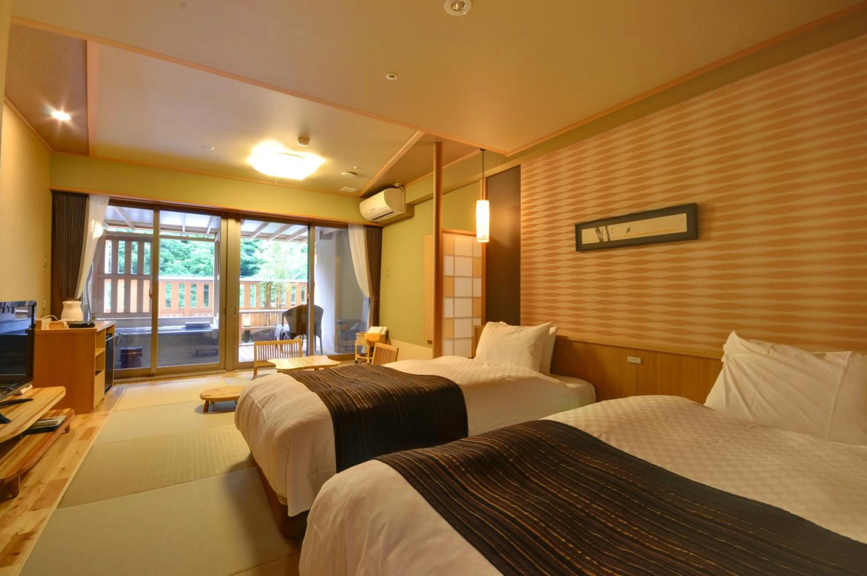 Living room, Bed in Hotel Okada