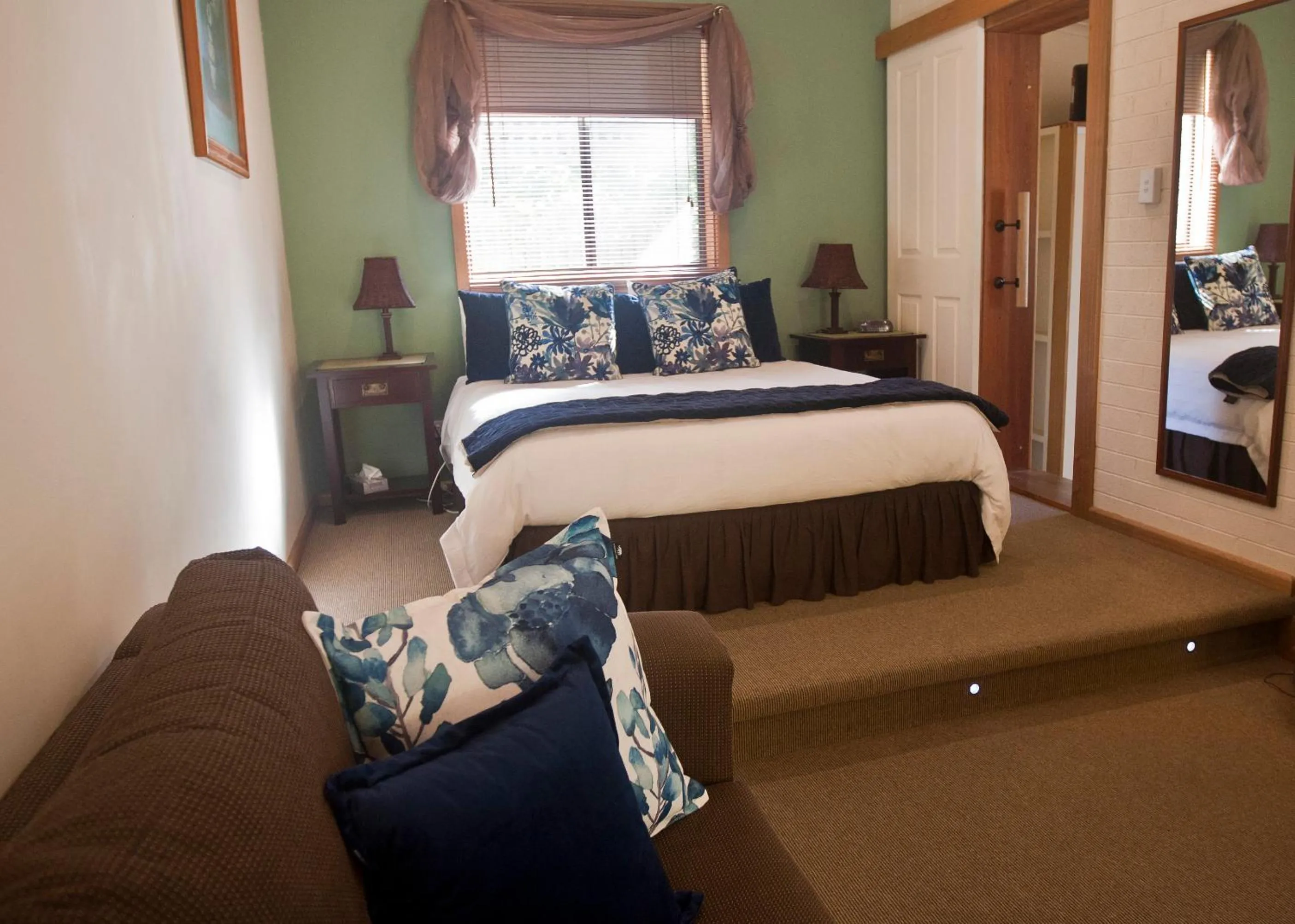 Bed in The Shingles Riverside Cottages