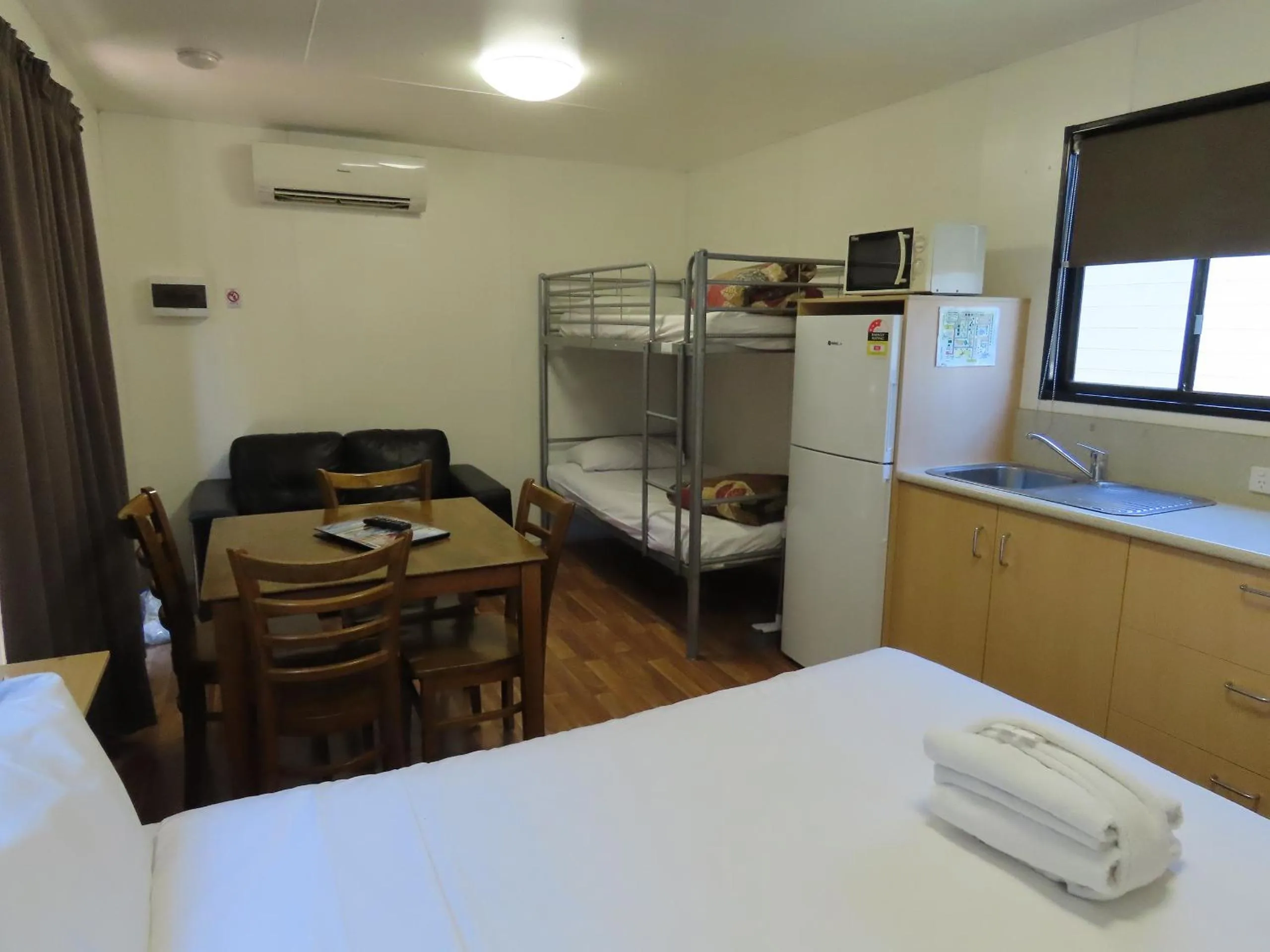 Dining area, Bed in BIG4 Toowoomba Garden City Holiday Park