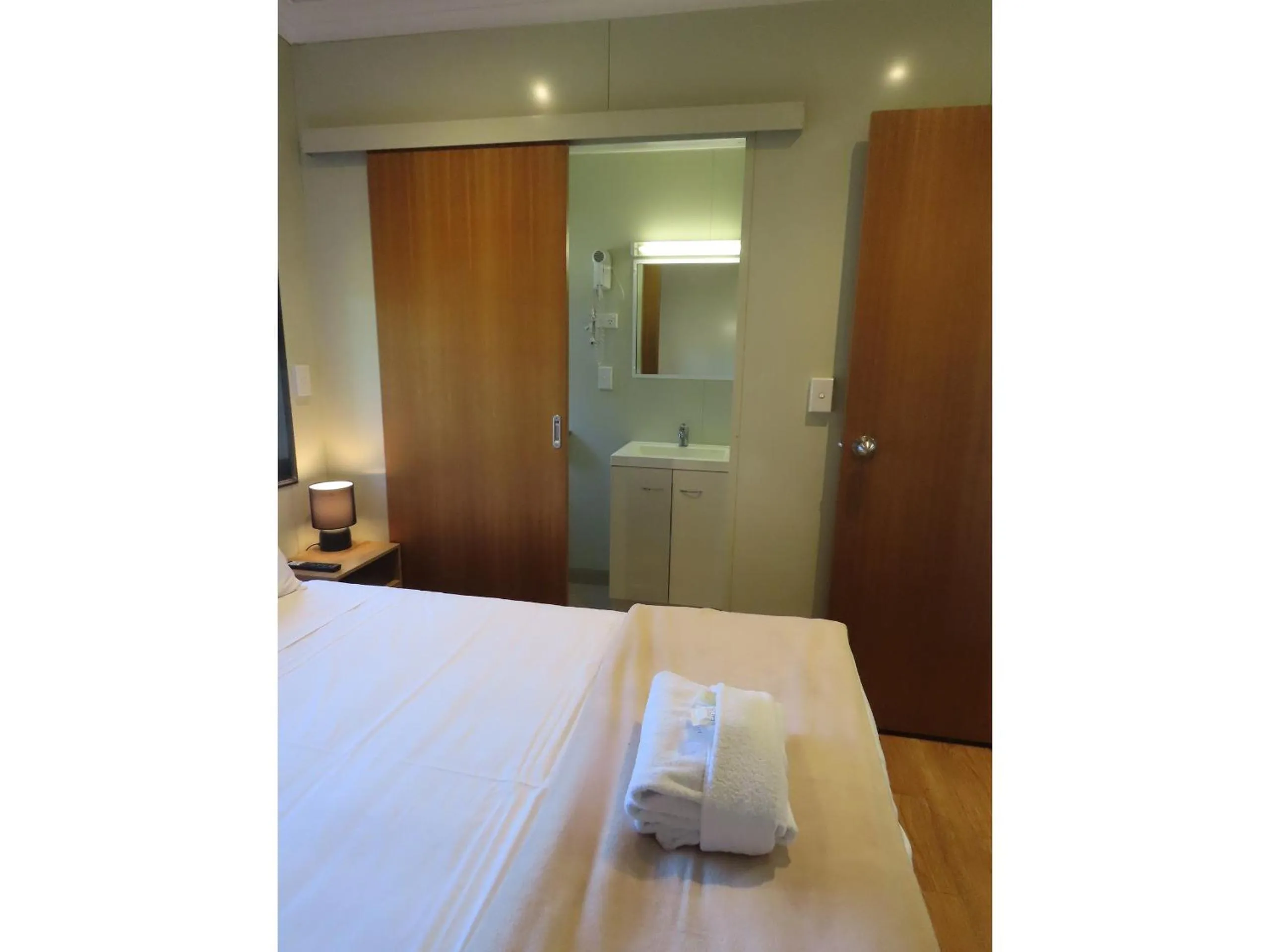 Bathroom, Bed in BIG4 Toowoomba Garden City Holiday Park