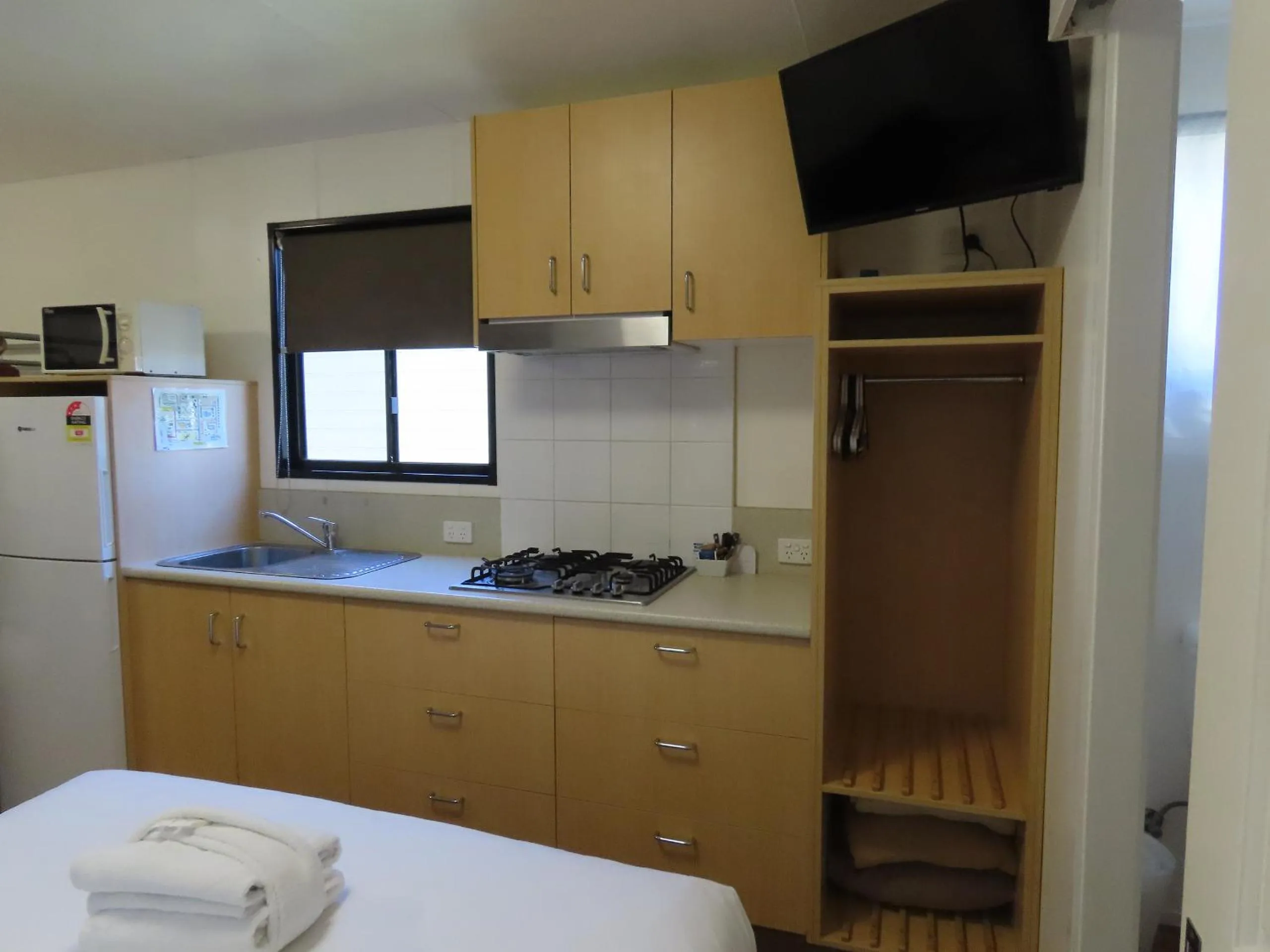 Kitchen or kitchenette, Bed in BIG4 Toowoomba Garden City Holiday Park
