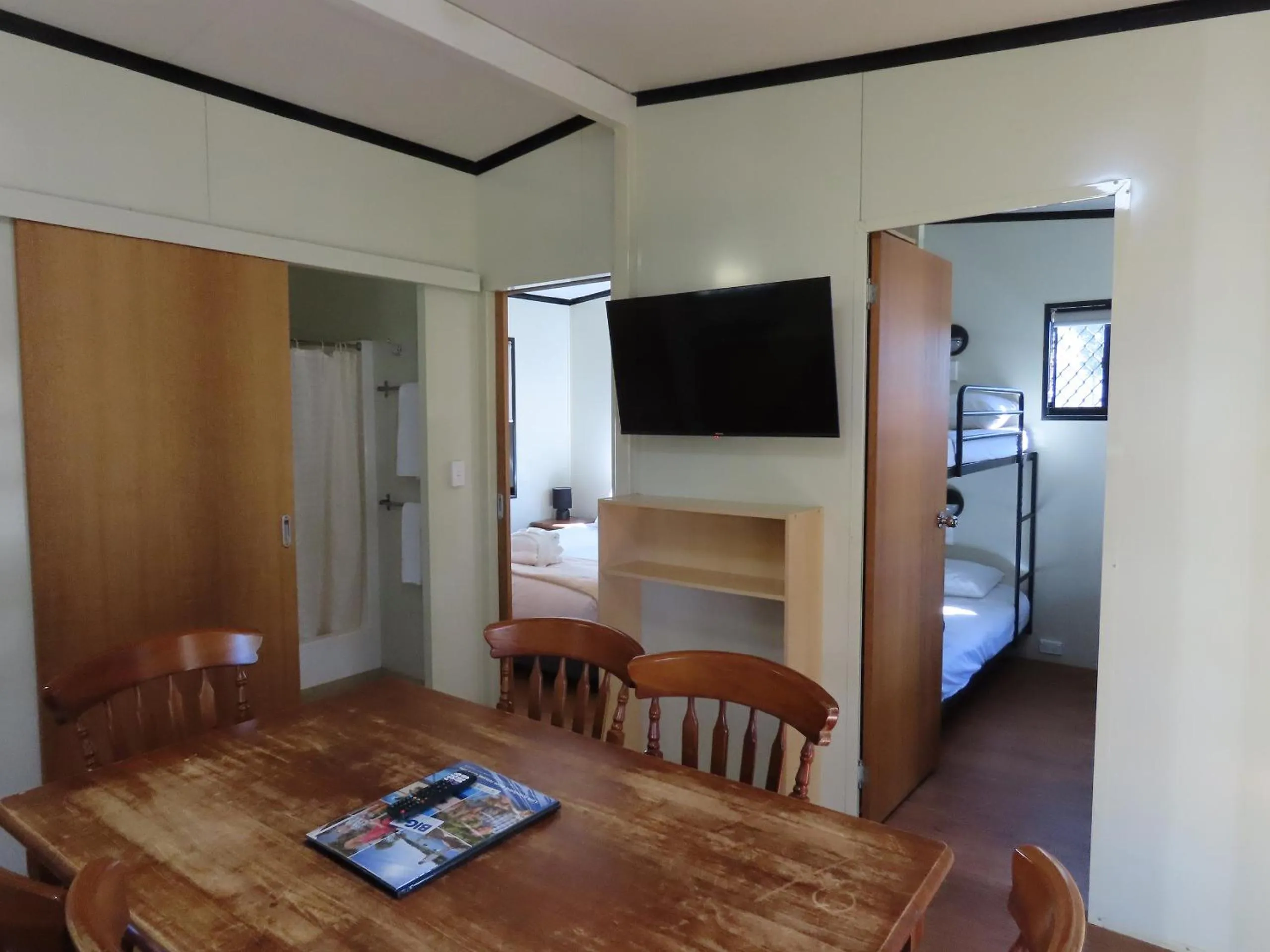 Dining area, Bed in BIG4 Toowoomba Garden City Holiday Park