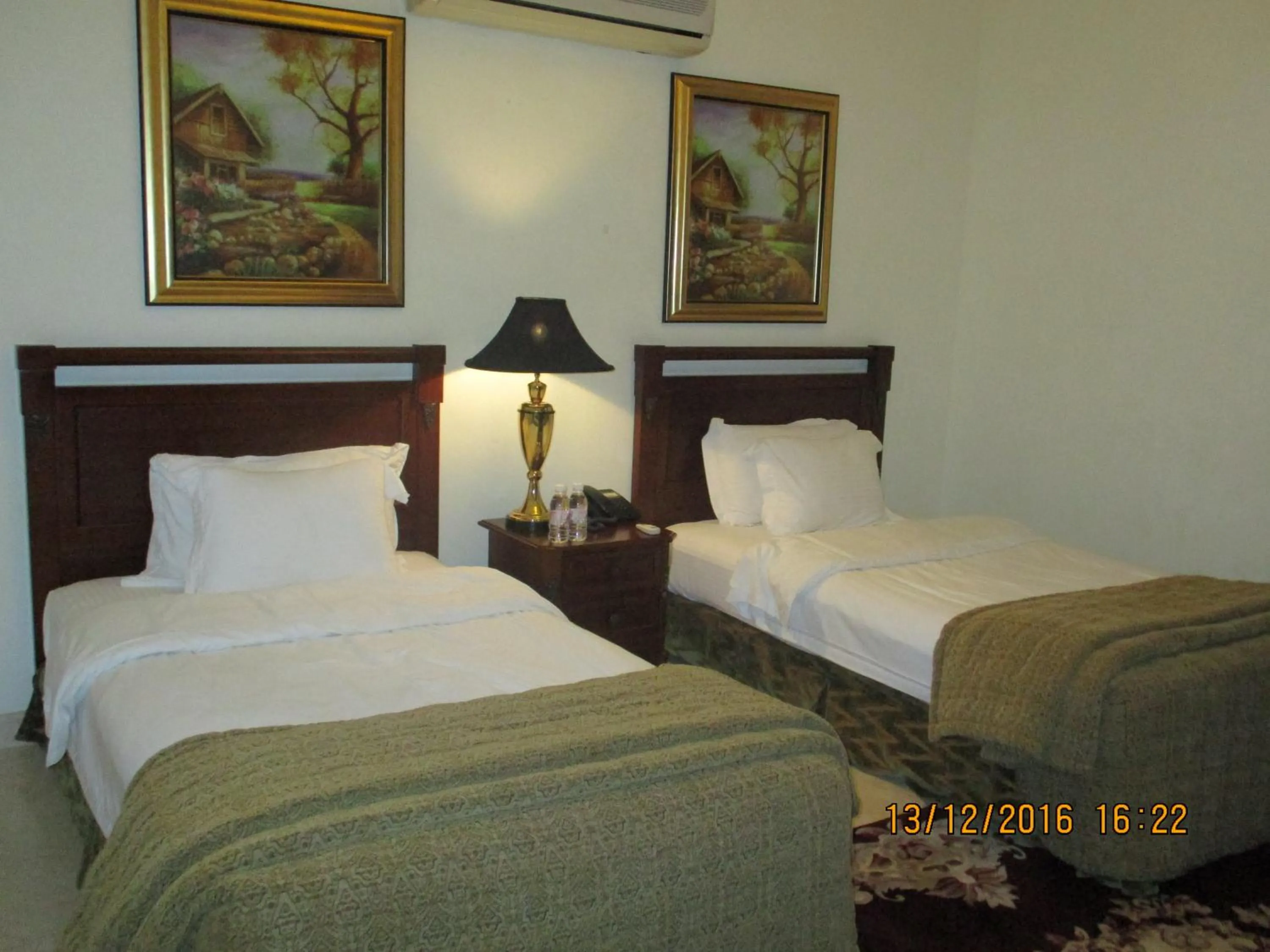 Bedroom, Bed in Issham Hotel