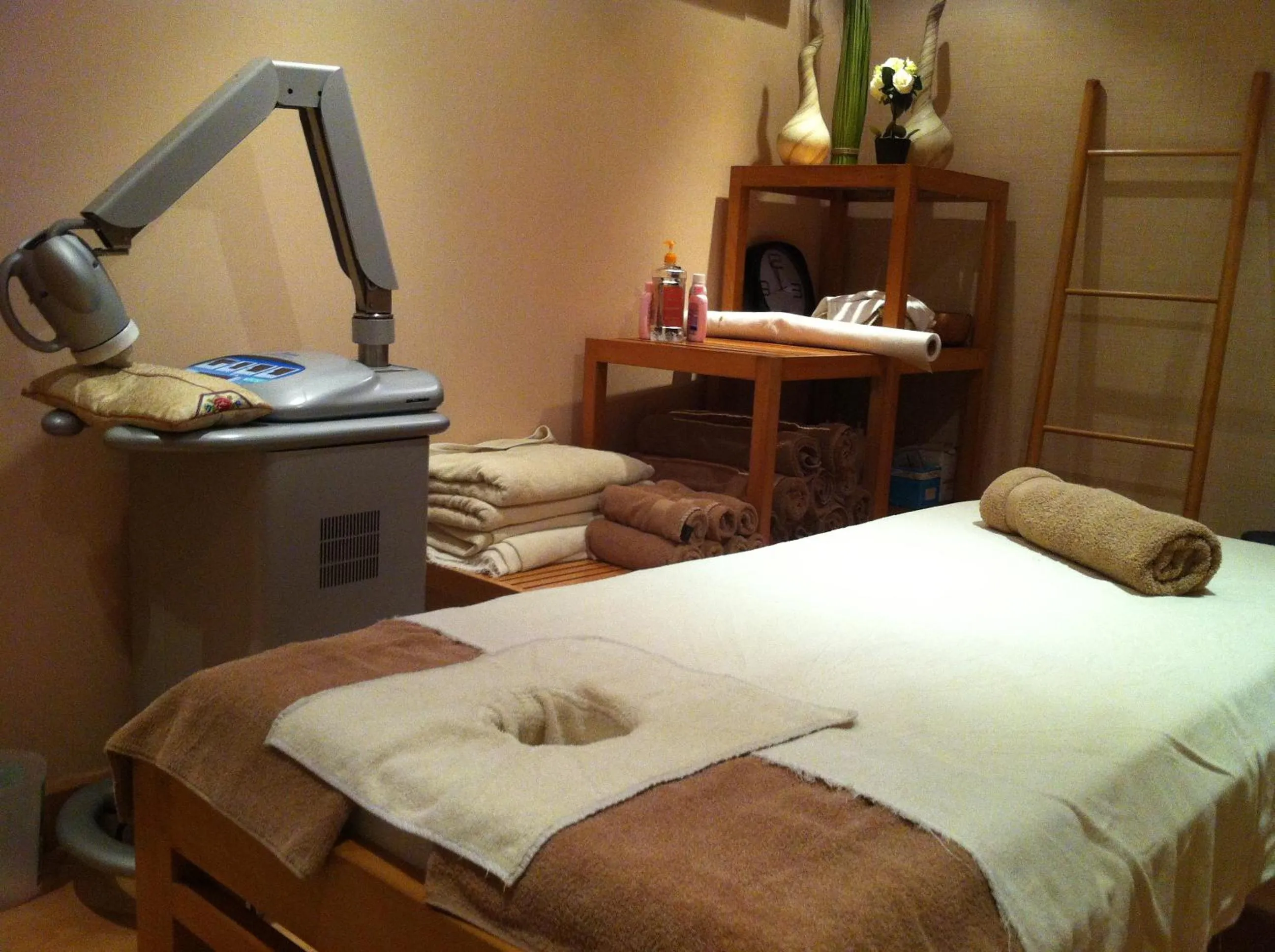 Massage, Bed in Issham Hotel