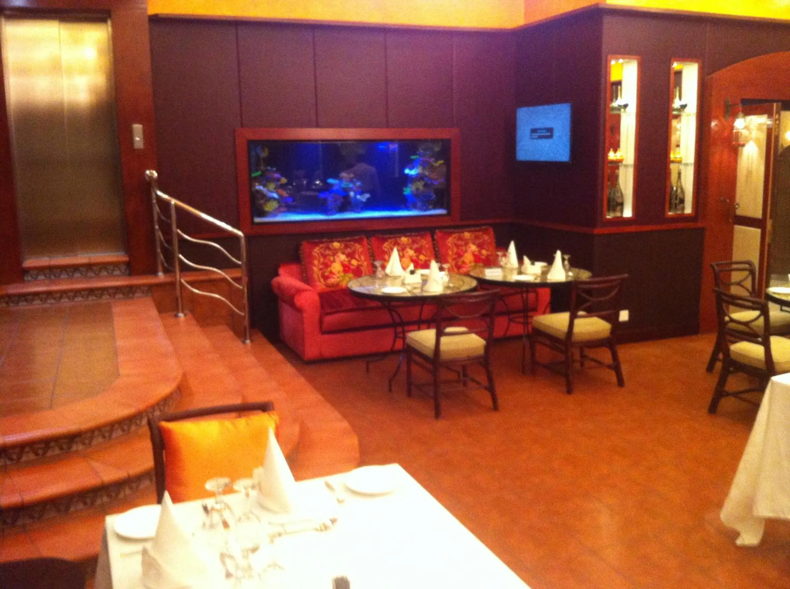 Restaurant/places to eat, TV/Entertainment Center in Issham Hotel