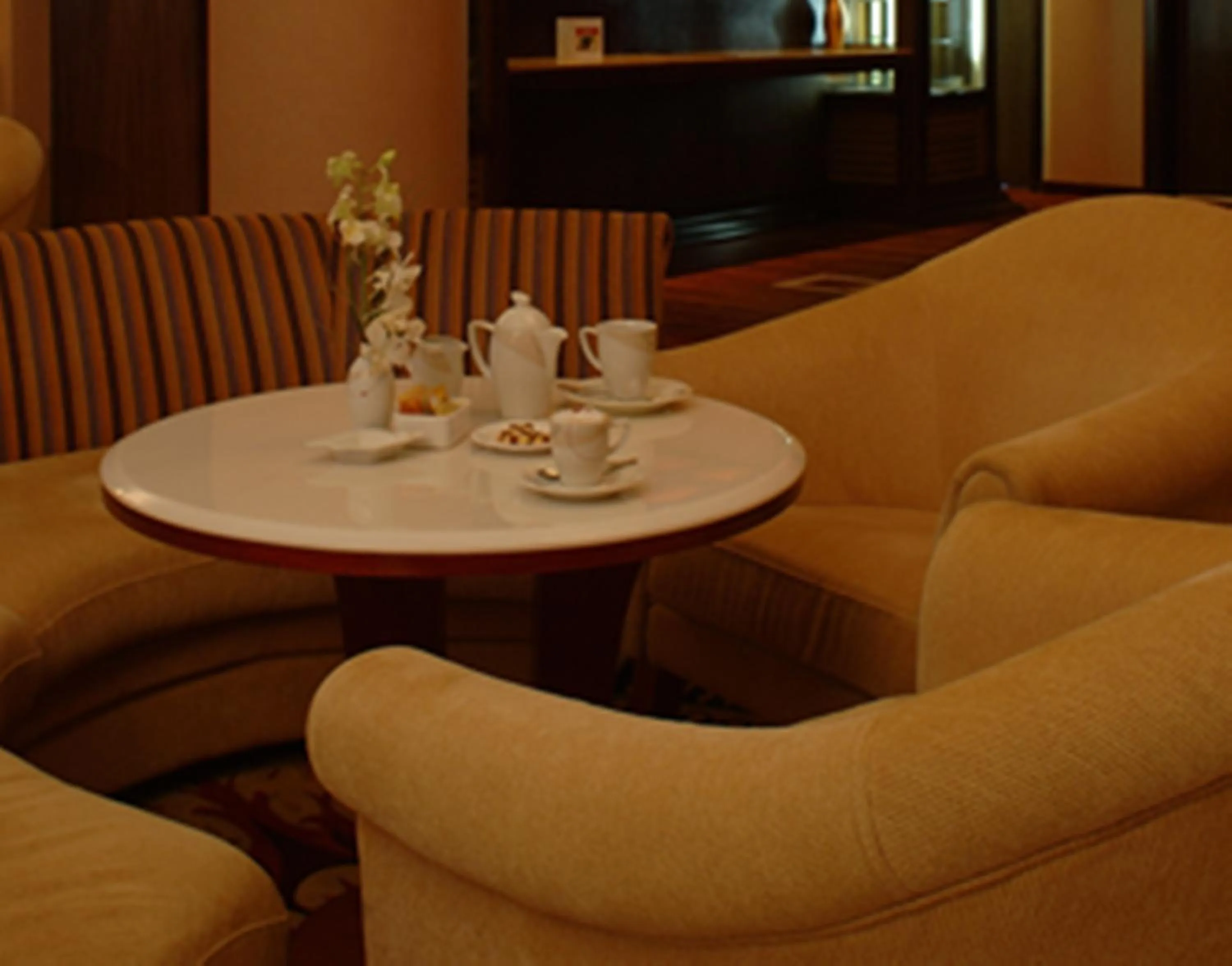 Restaurant/places to eat, Seating Area in Issham Hotel