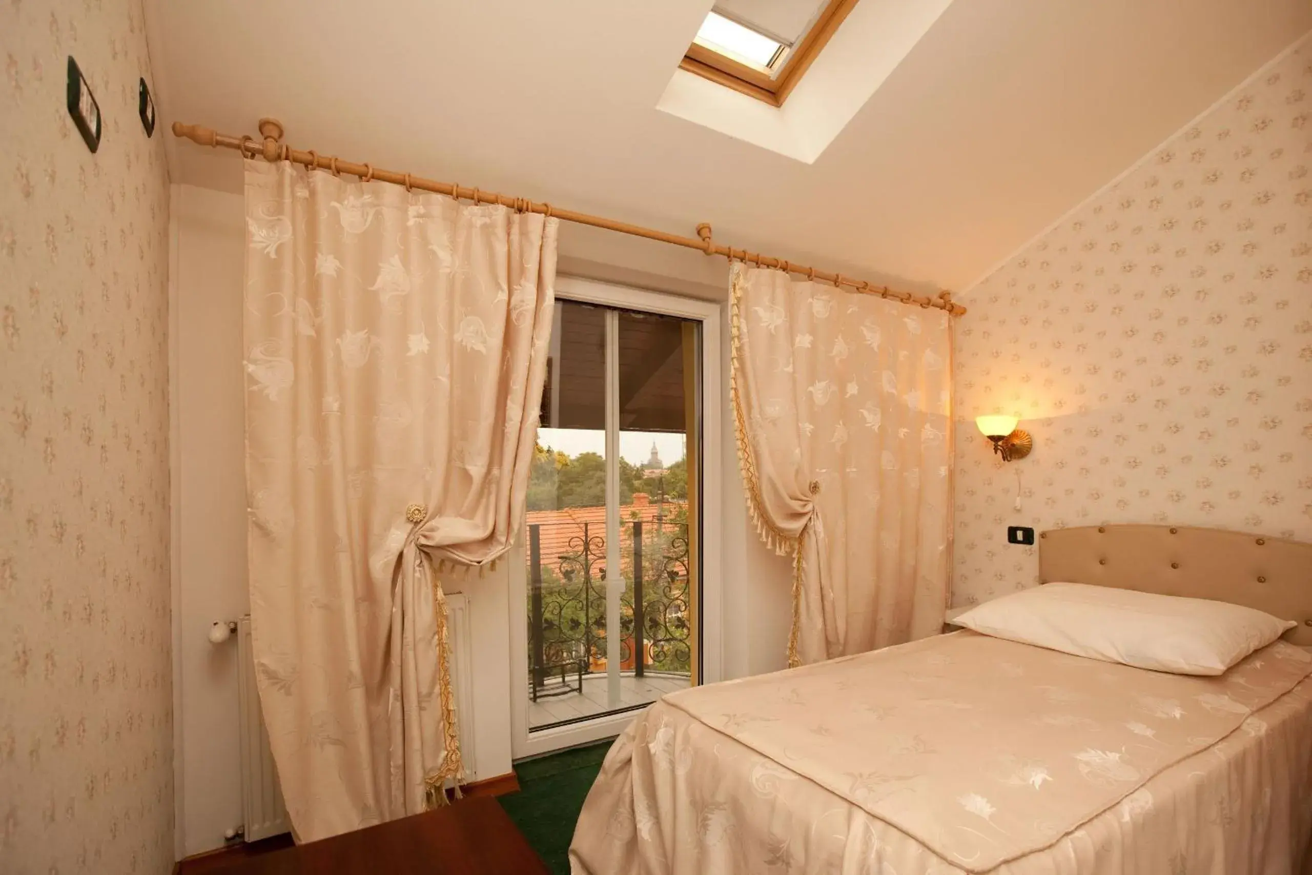 Single Room in Pension Dinu Residence Single Room in Pension Dinu Residence