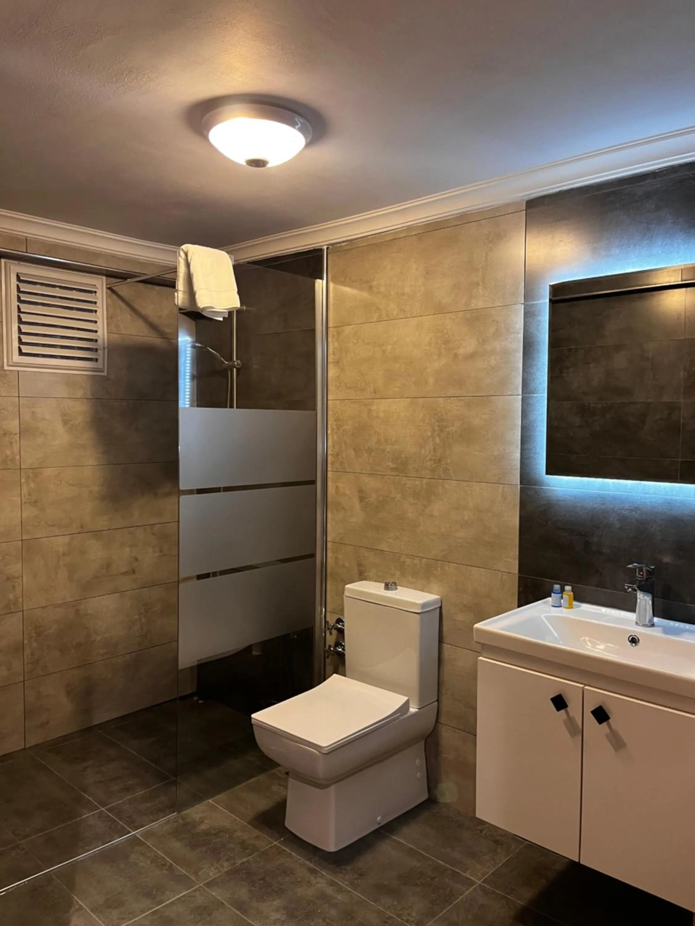 Shower in Formback Thermal Suit & Apart