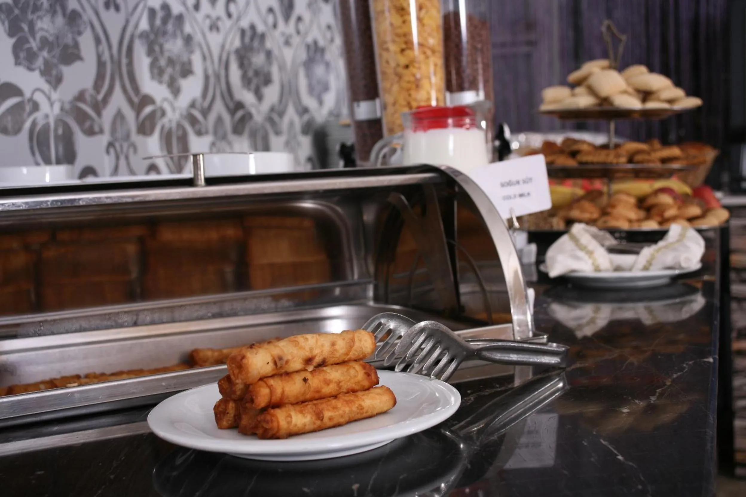 Restaurant/places to eat in Formback Thermal Suit & Apart