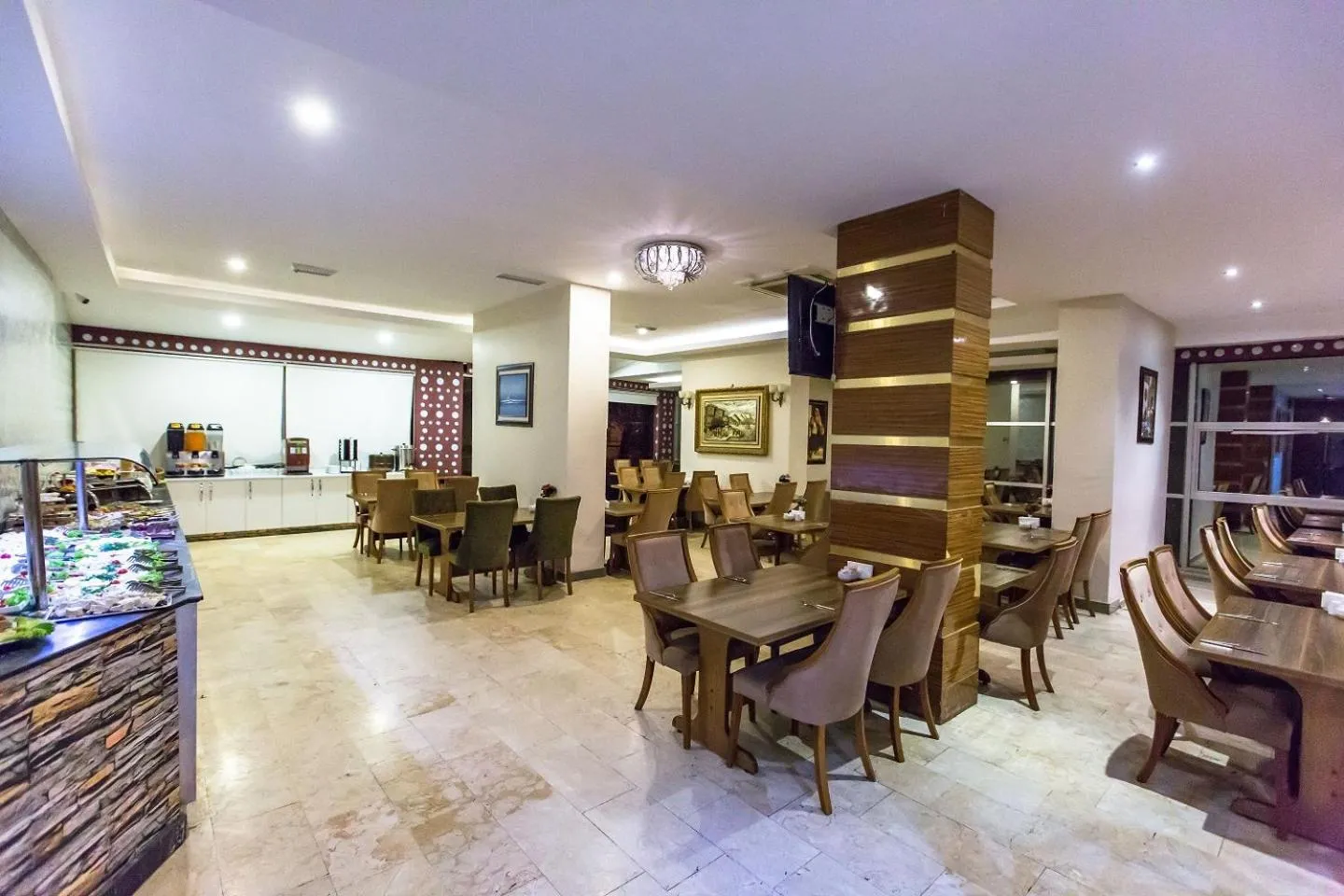 Restaurant/places to eat in Formback Thermal Suit & Apart