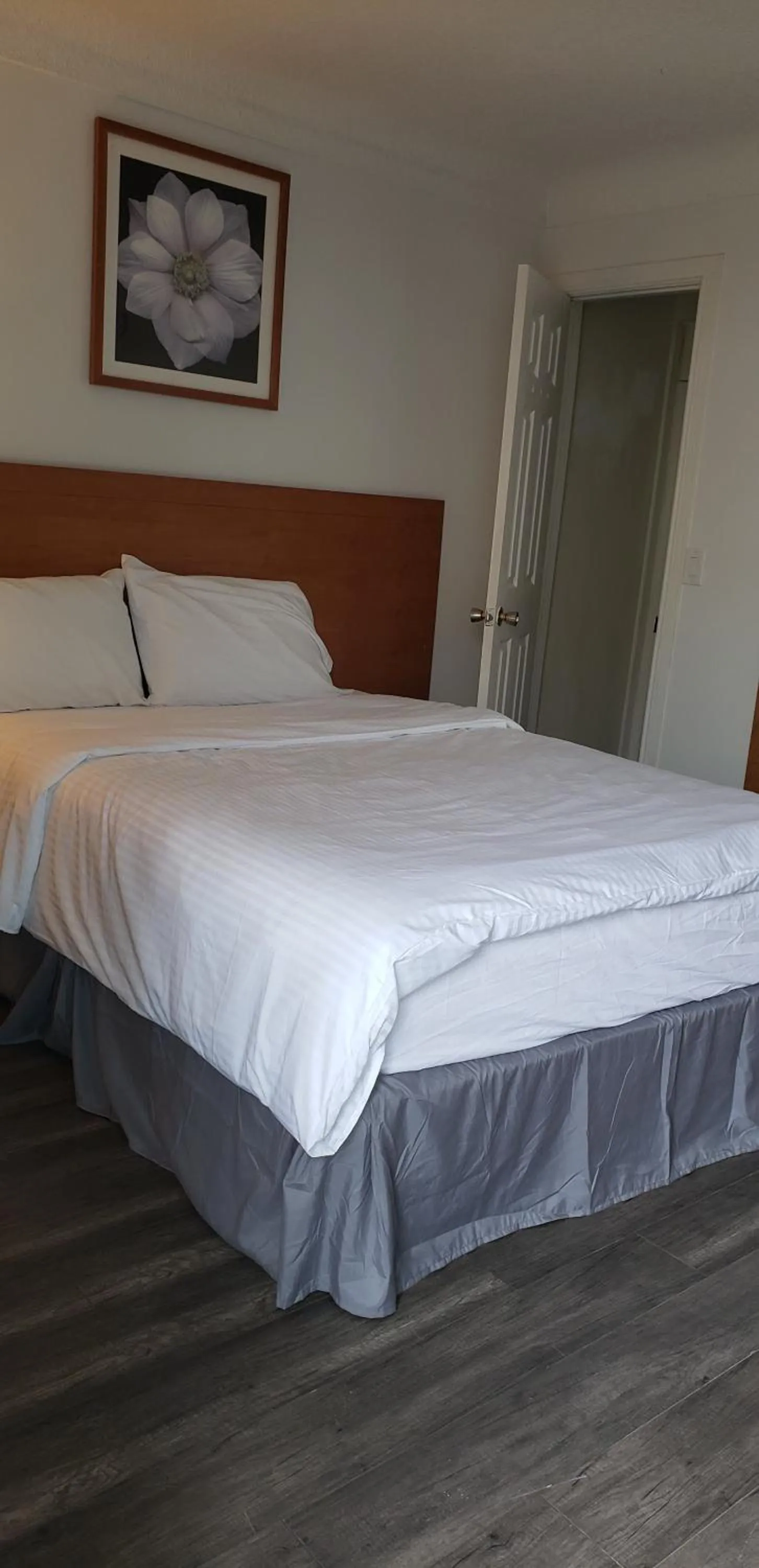 Bedroom, Bed in Niagara Inn