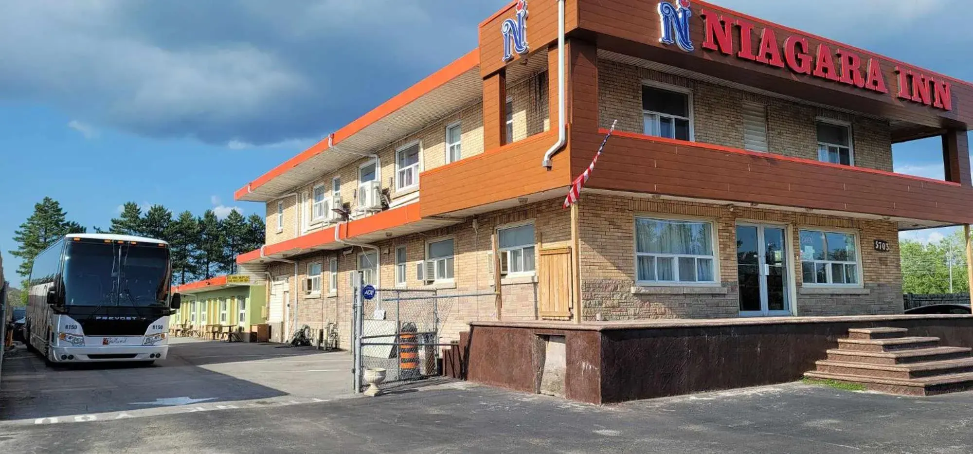 Property building in Niagara Inn Property building in Niagara Inn