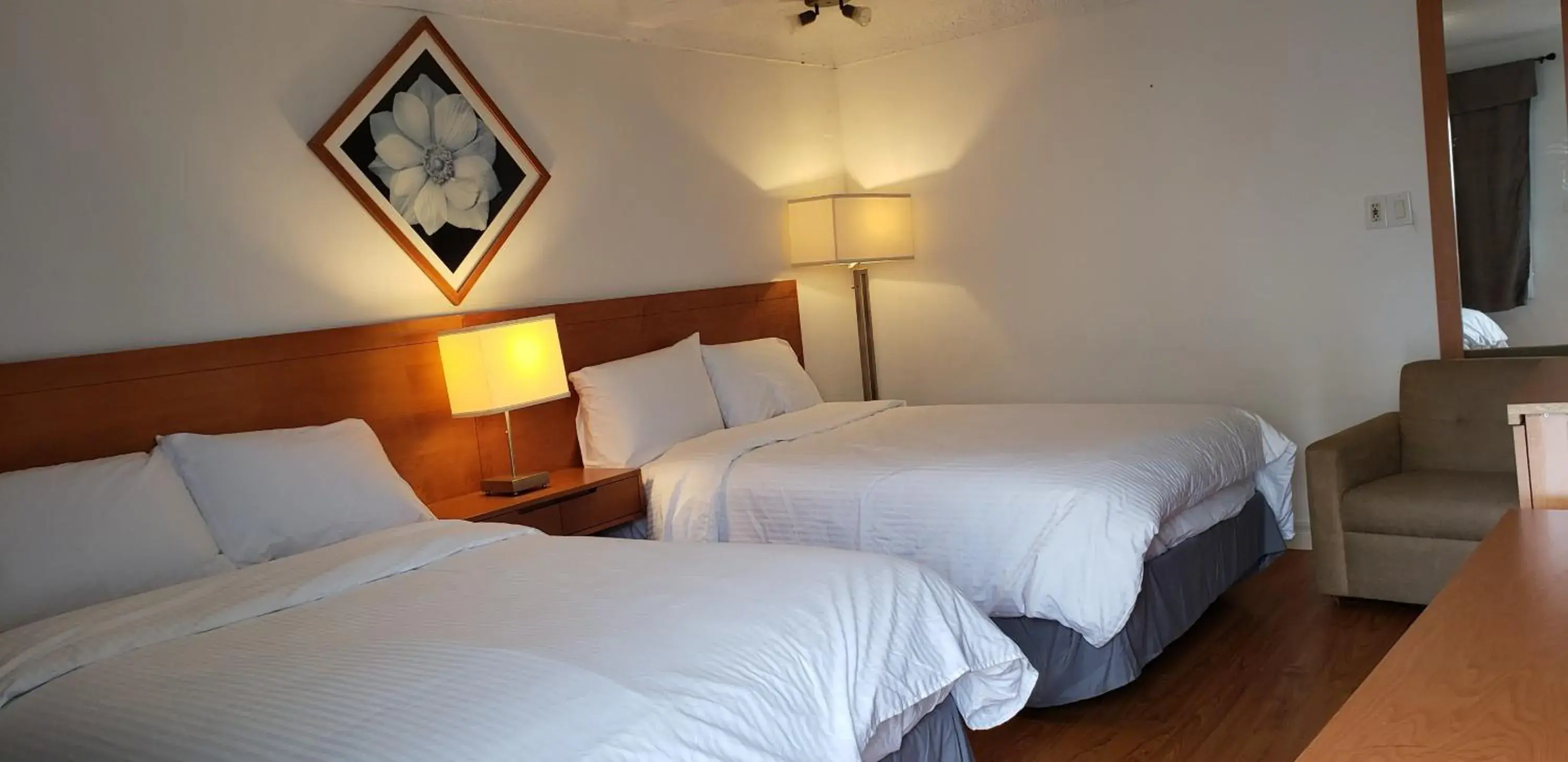 Bedroom, Bed in Niagara Inn Bedroom, Bed in Niagara Inn