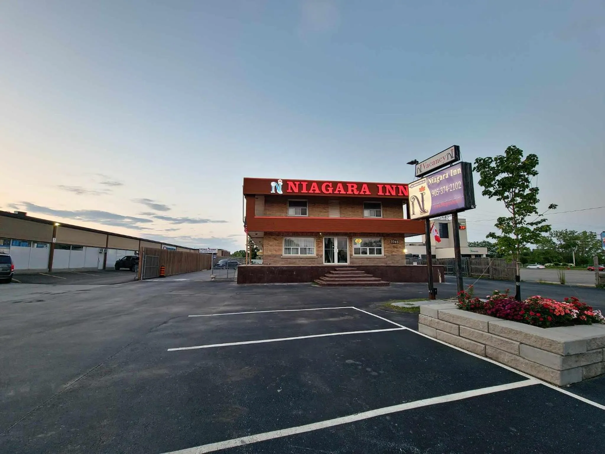 Street view in Niagara Inn