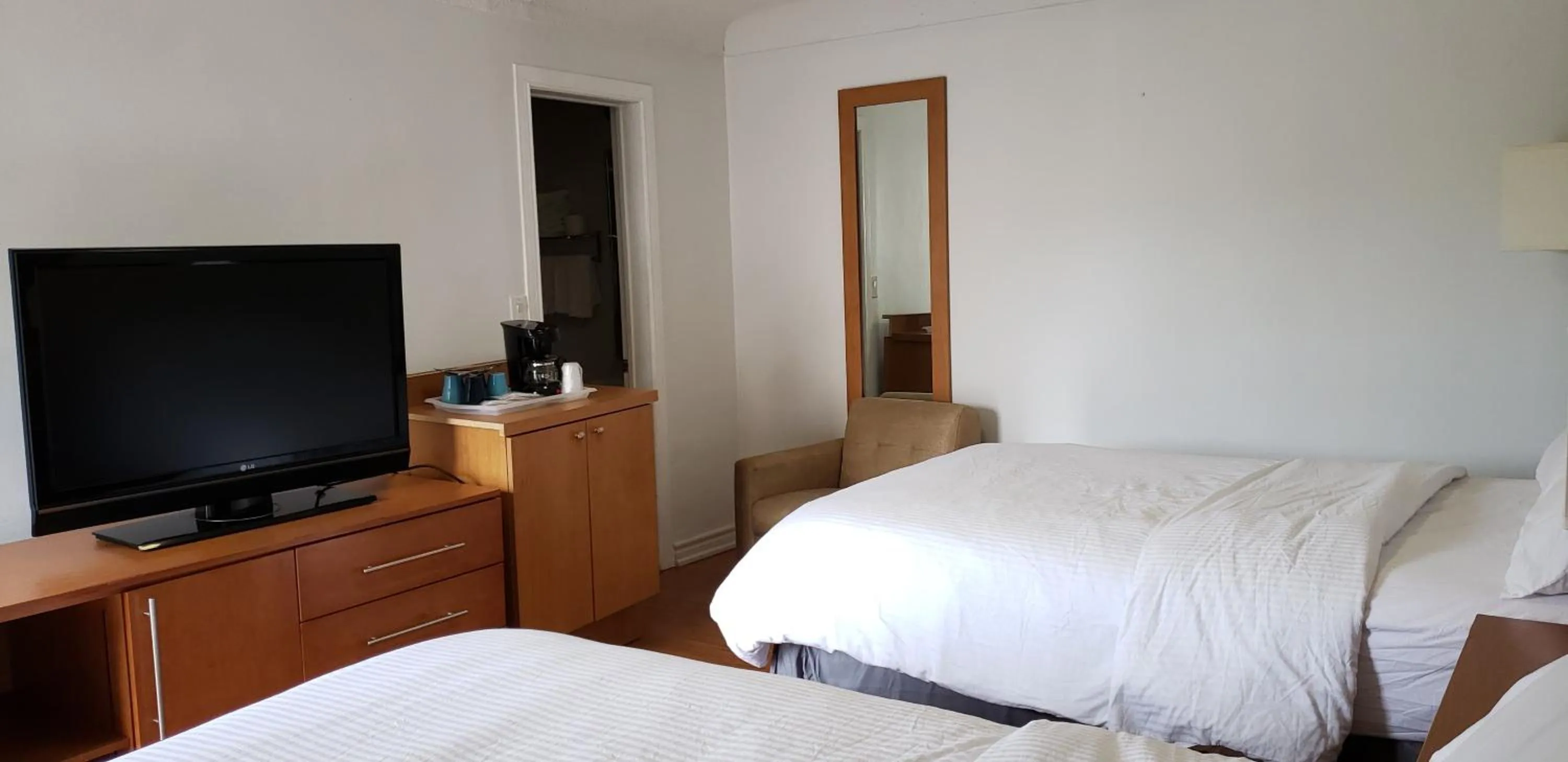 TV and multimedia, Bed in Niagara Inn