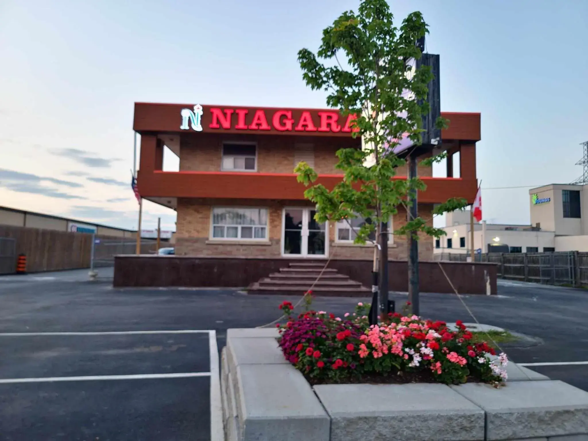Property building in Niagara Inn Property building in Niagara Inn