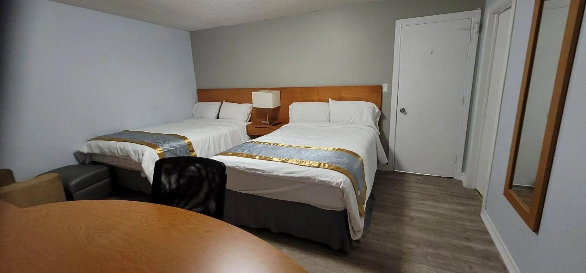 Bedroom, Bed in Niagara Inn