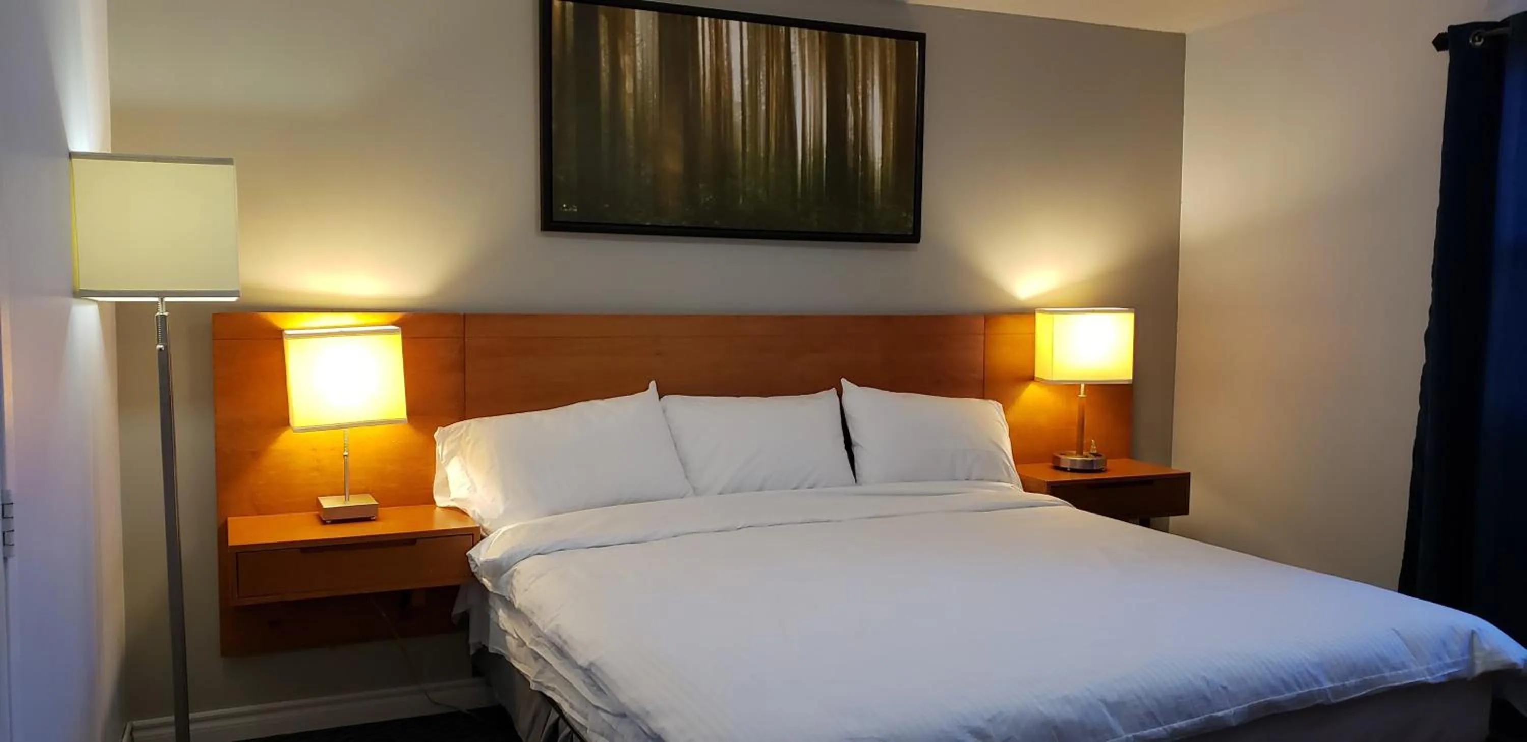 Bedroom, Bed in Niagara Inn