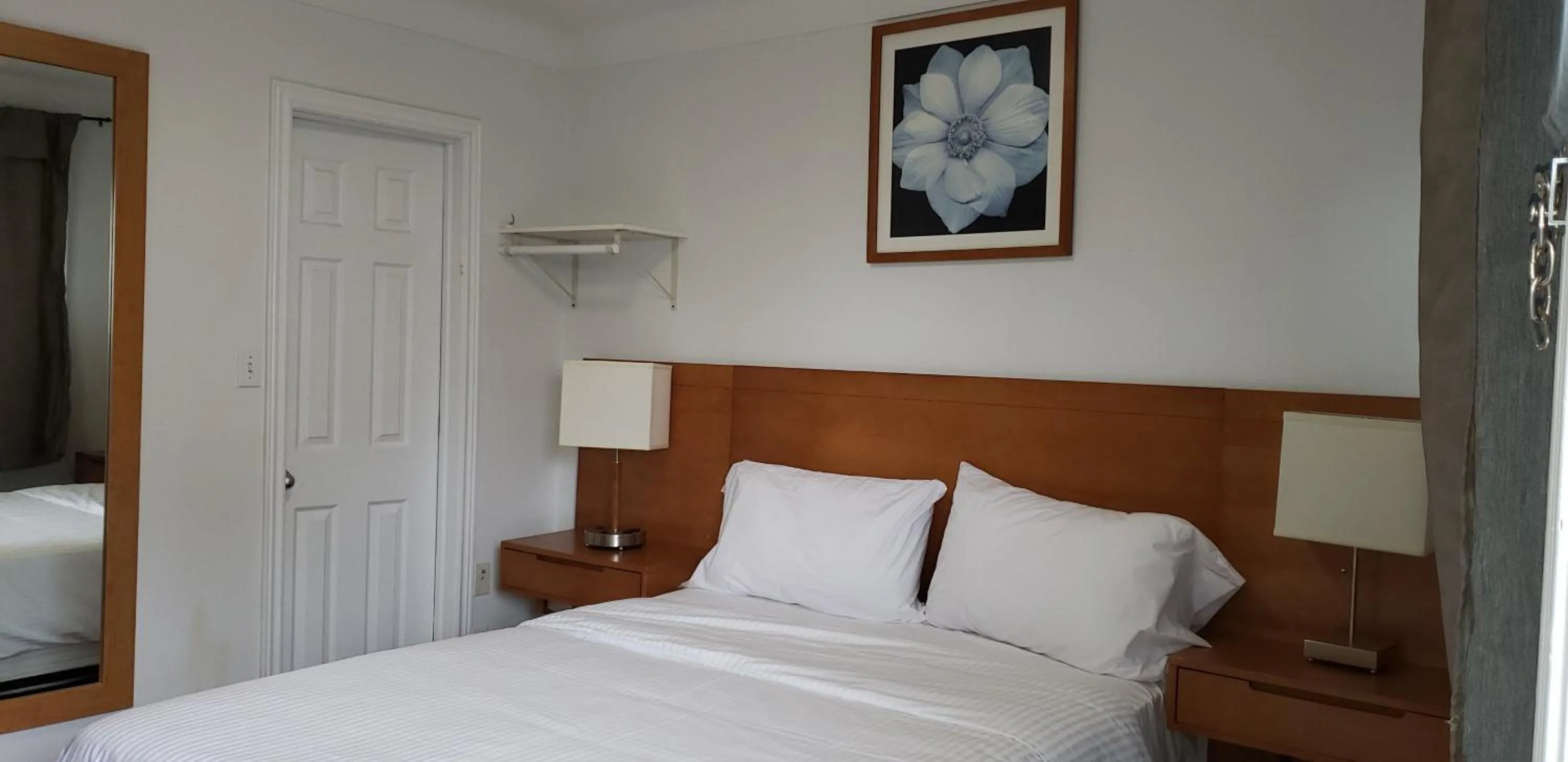 Photo of the whole room, Bed in Niagara Inn