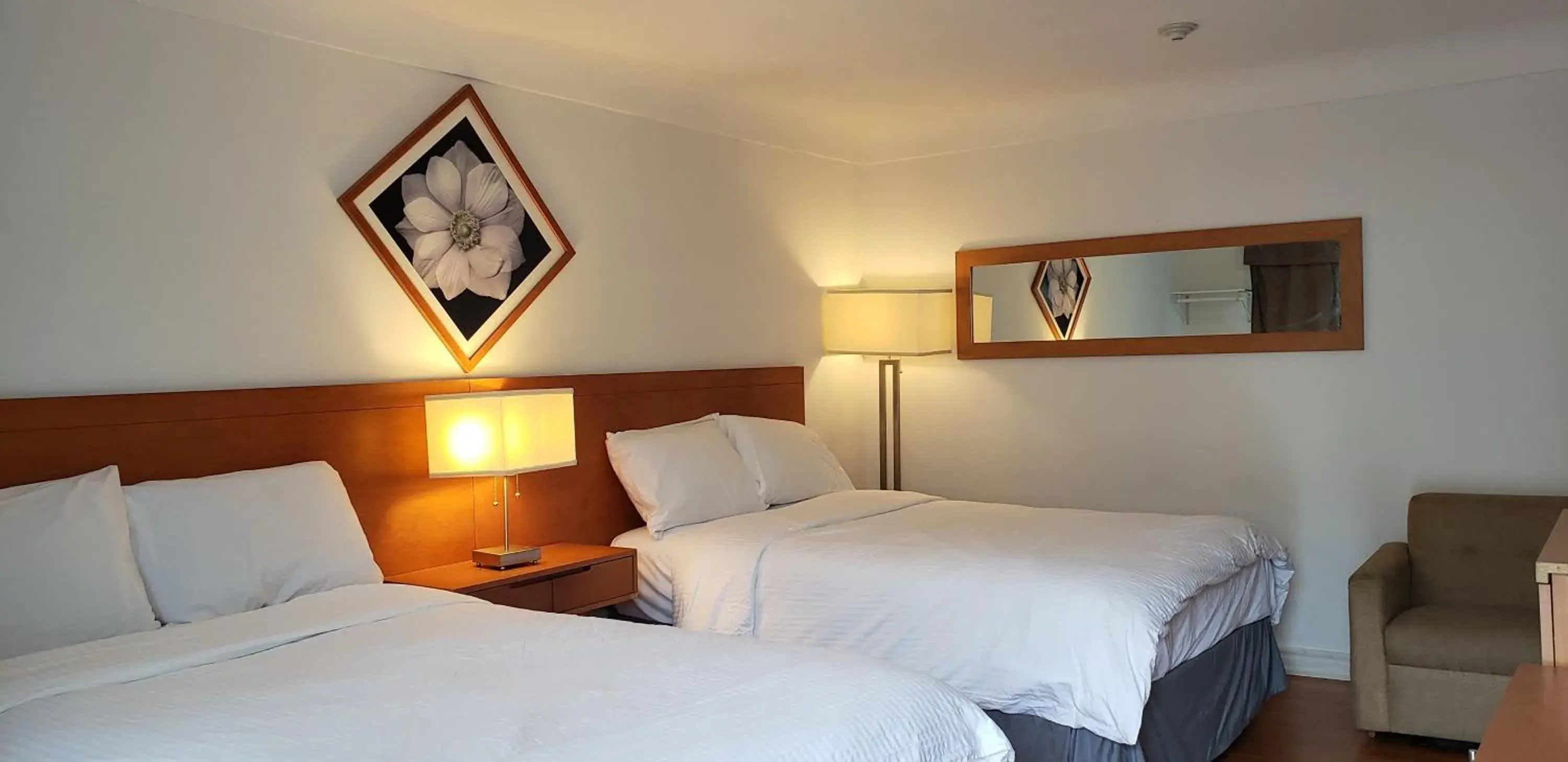 Bedroom, Bed in Niagara Inn Bedroom, Bed in Niagara Inn