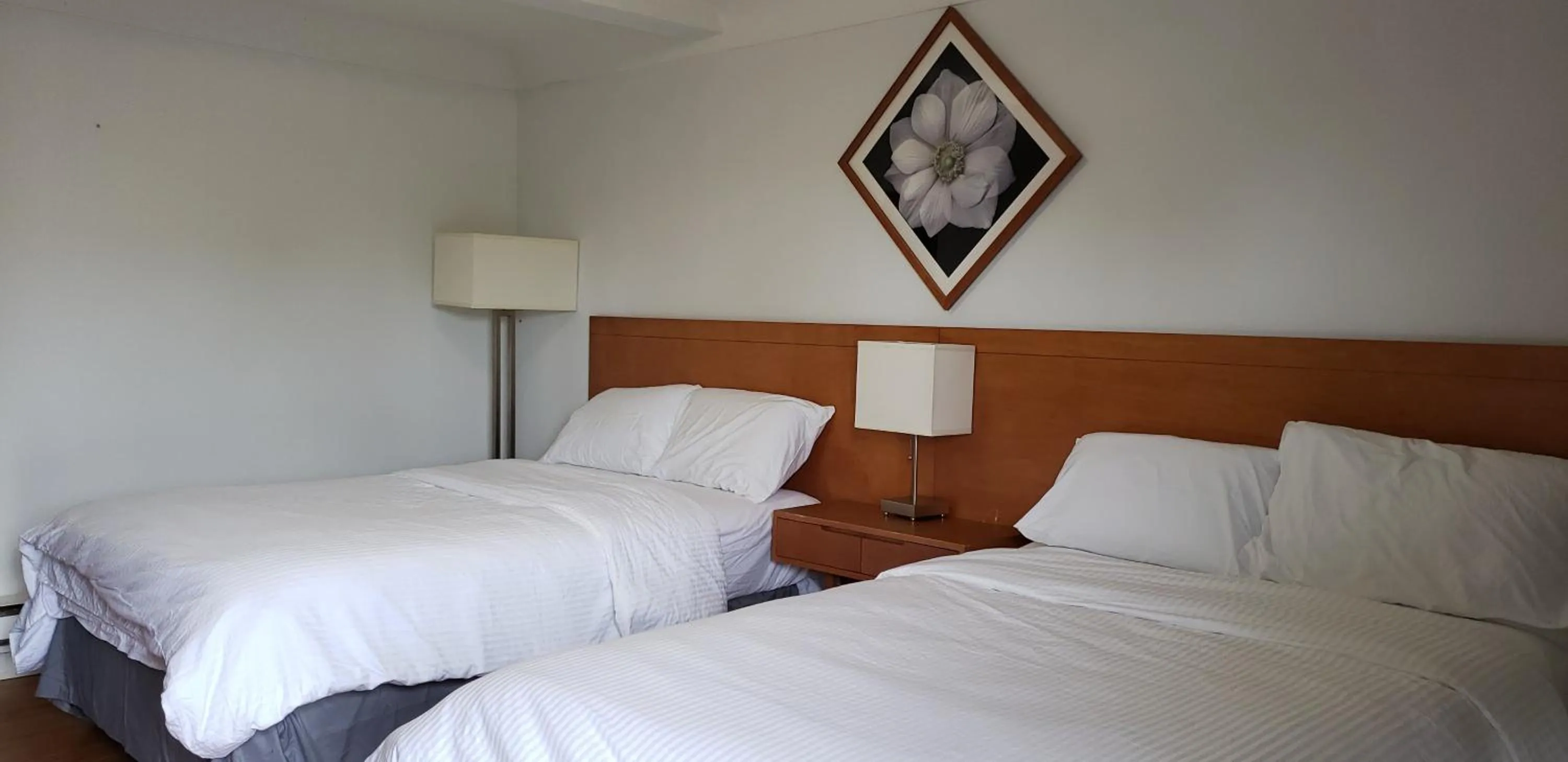 Bedroom, Bed in Niagara Inn