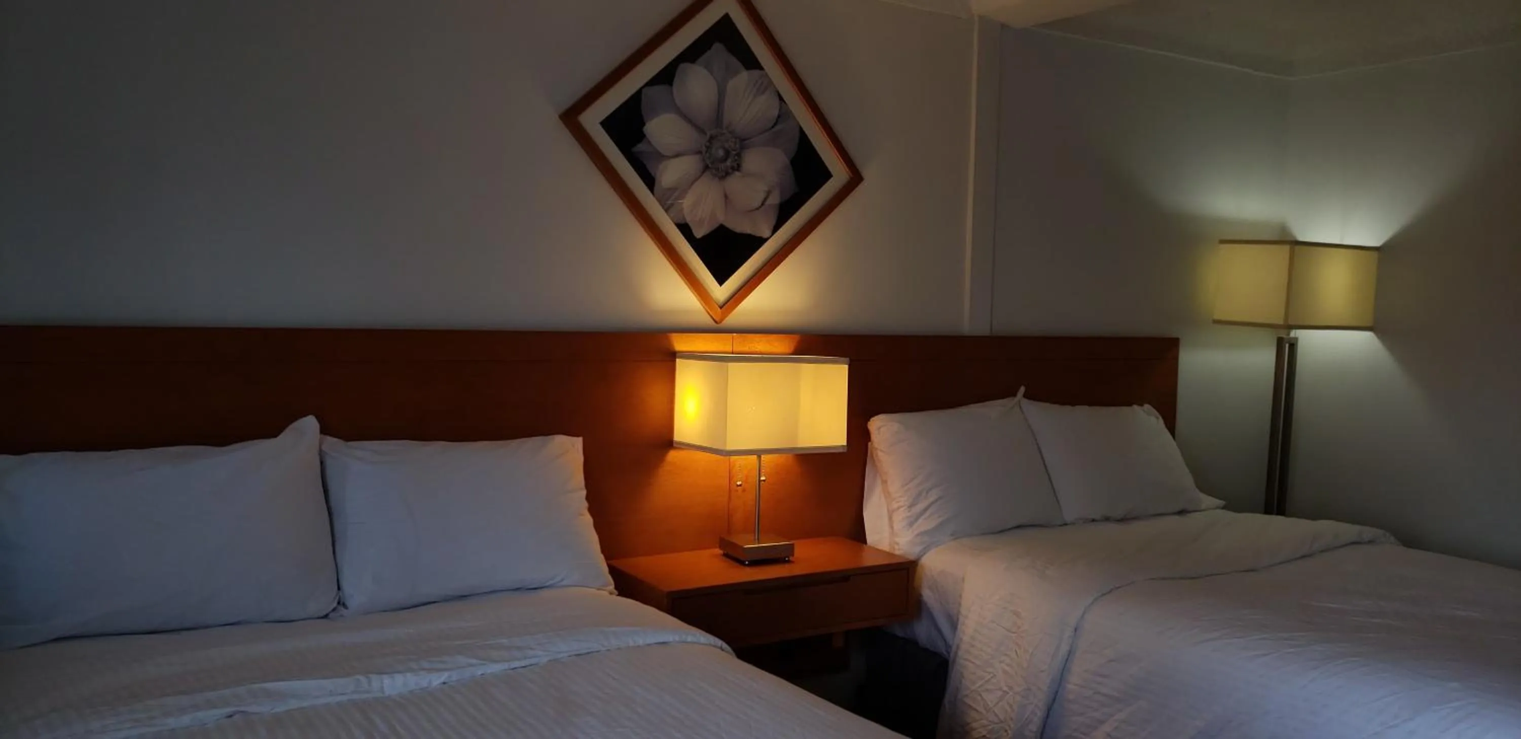 Bedroom, Bed in Niagara Inn