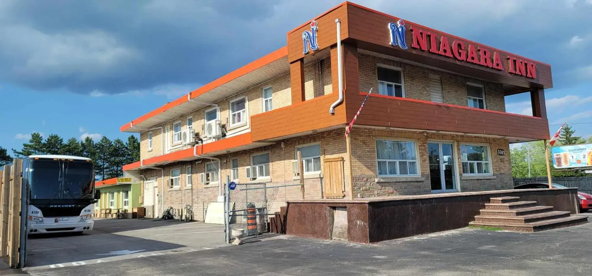 Property building in Niagara Inn Property building in Niagara Inn