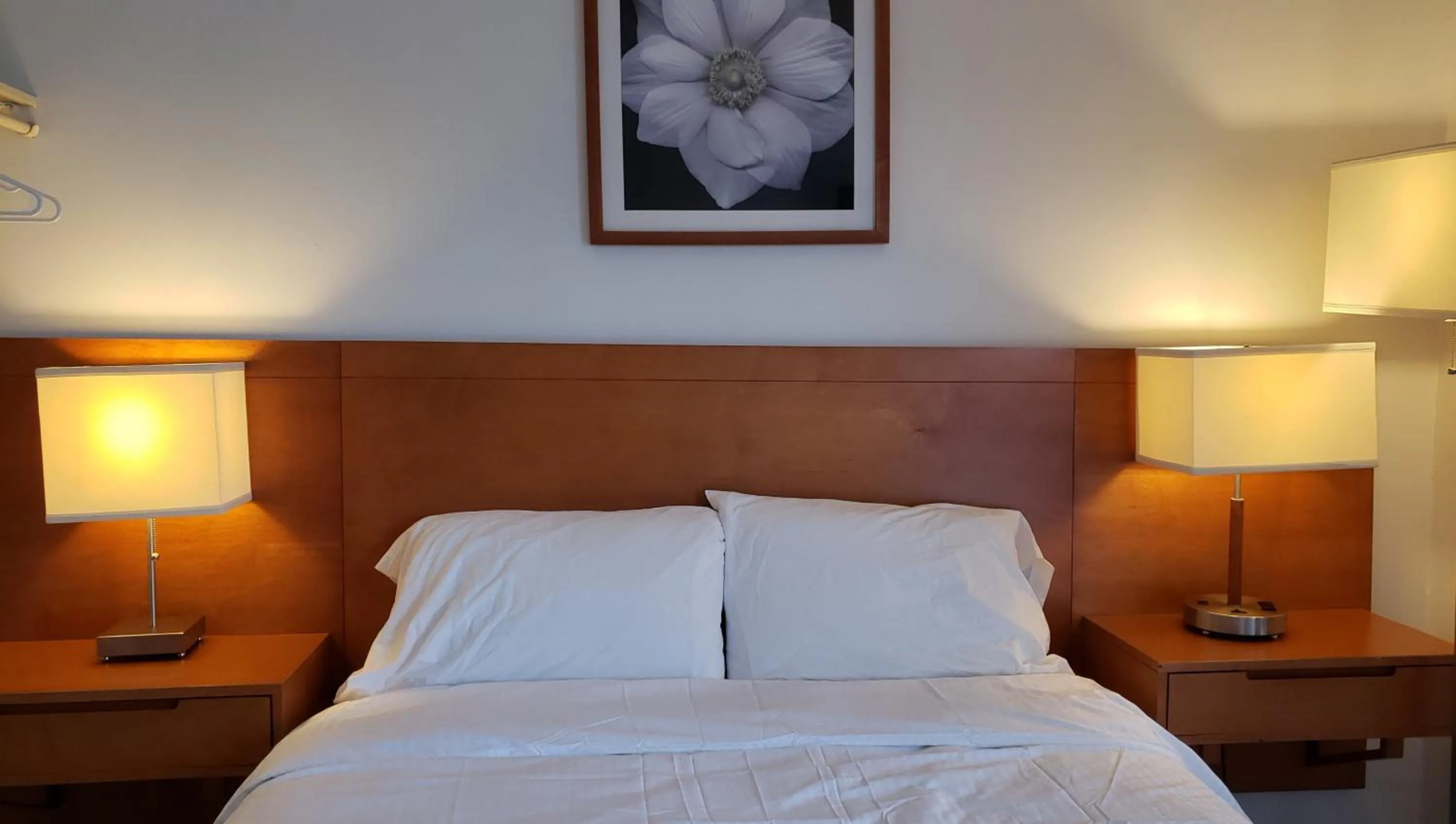 Bedroom, Bed in Niagara Inn