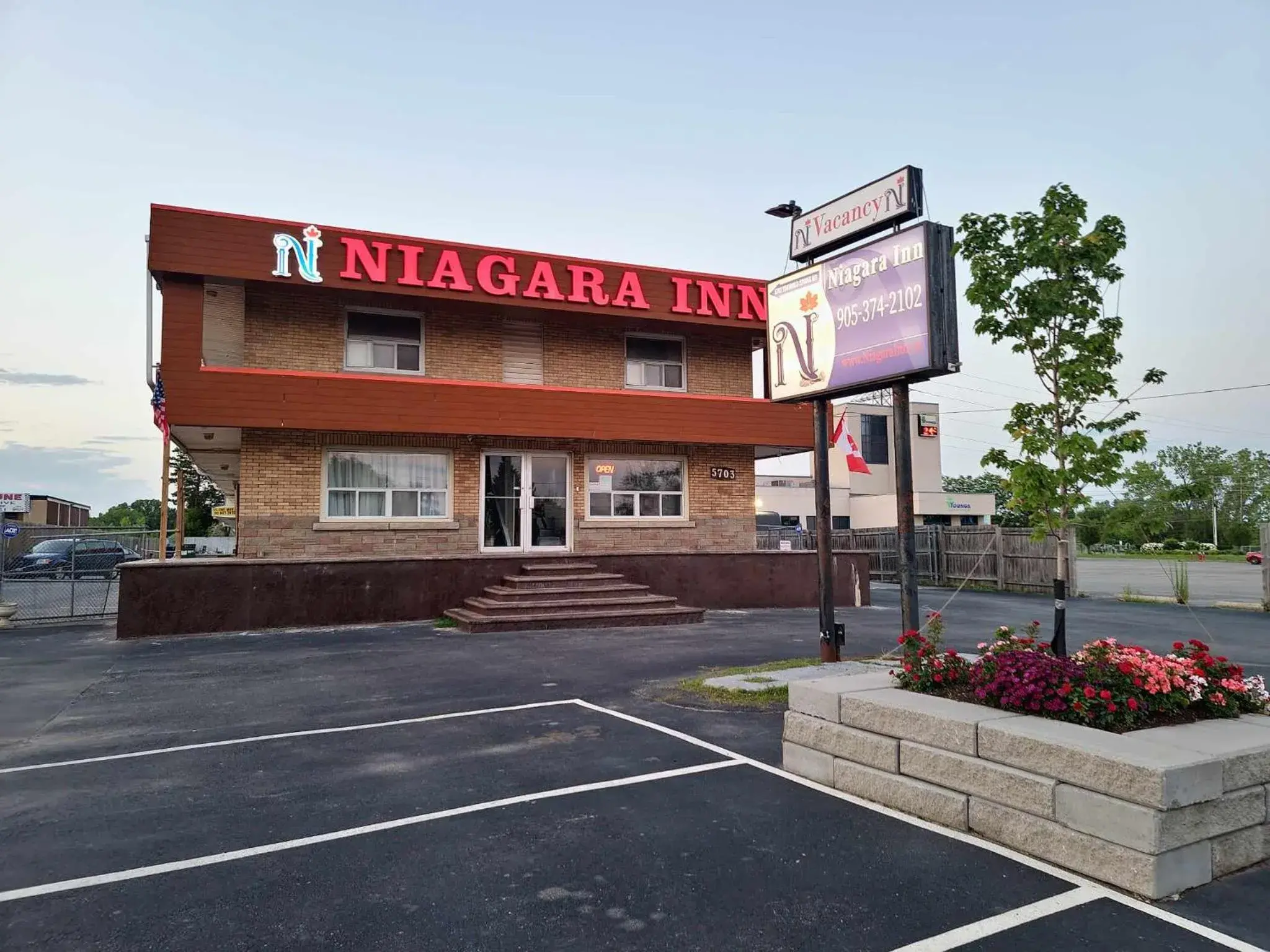 Property building in Niagara Inn Property building in Niagara Inn