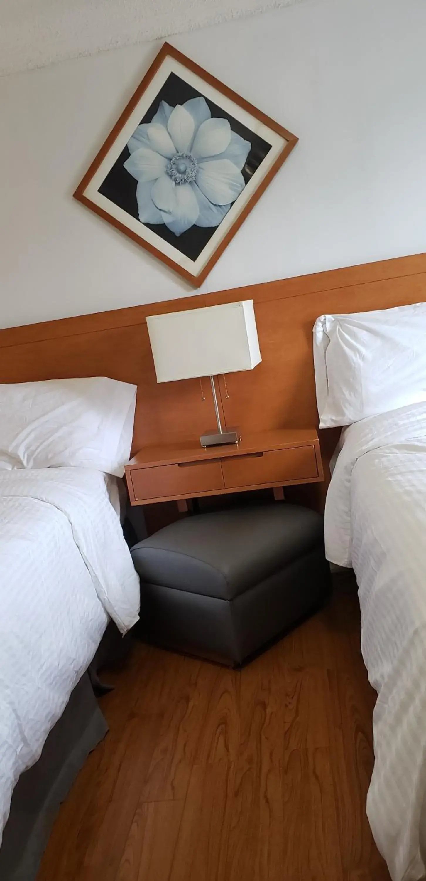 Bedroom, Bed in Niagara Inn Bedroom, Bed in Niagara Inn