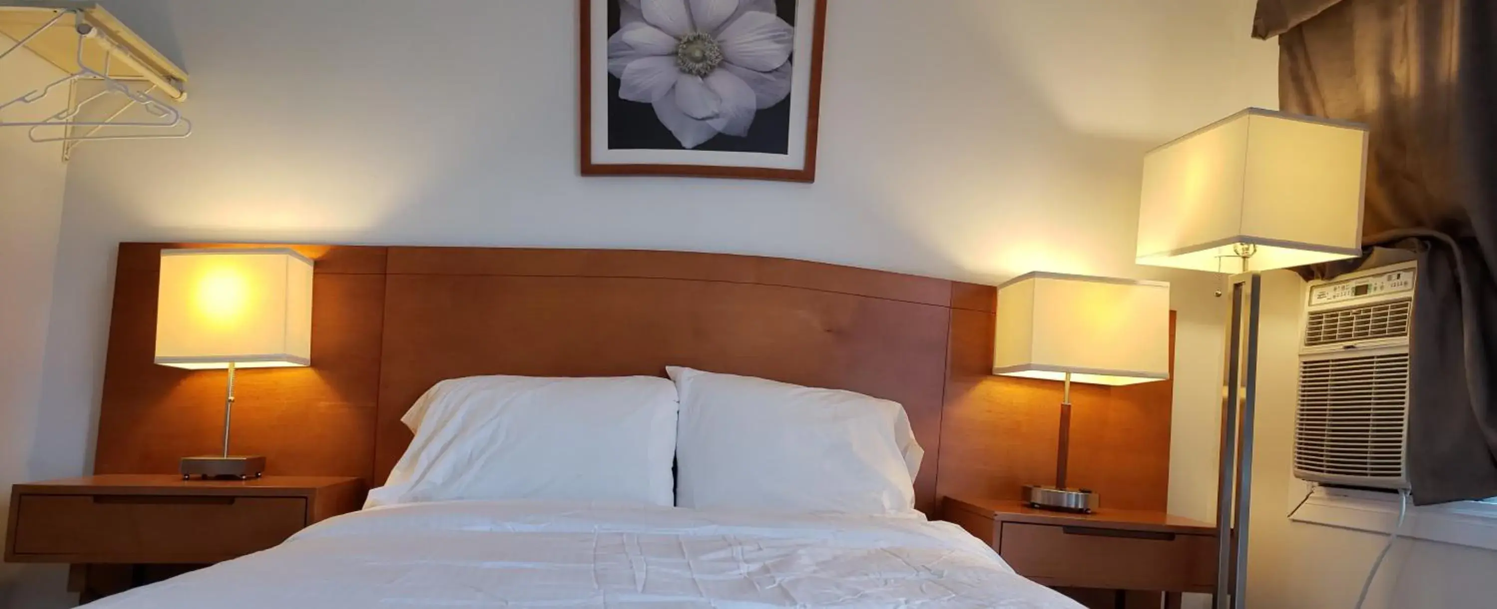 Bedroom, Bed in Niagara Inn Bedroom, Bed in Niagara Inn
